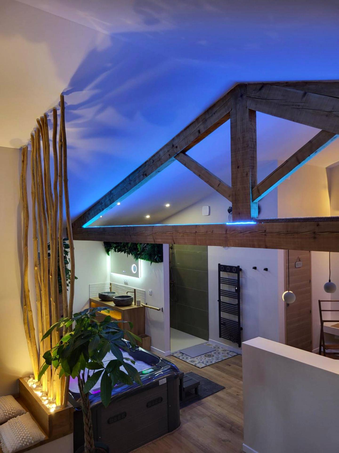 Espace bien - être sous charpente avec LED bleues - Suite l'Olive Sacrée Spa et Sauna