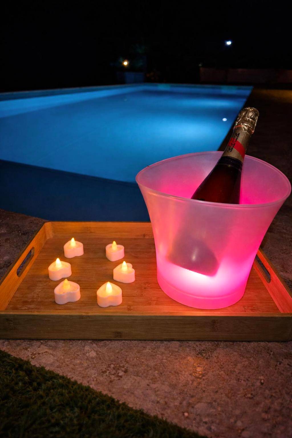 Champagne et bougies au bord d'une piscine - Love Room Ollioules - Love Room - Toulon - Ollioules - Var