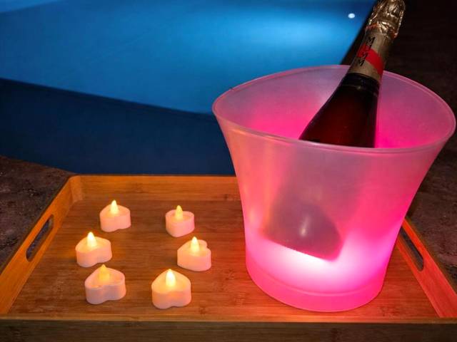 Champagne et bougies au bord d'une piscine - Love Room Ollioules - Love Room - Toulon - Ollioules - Var