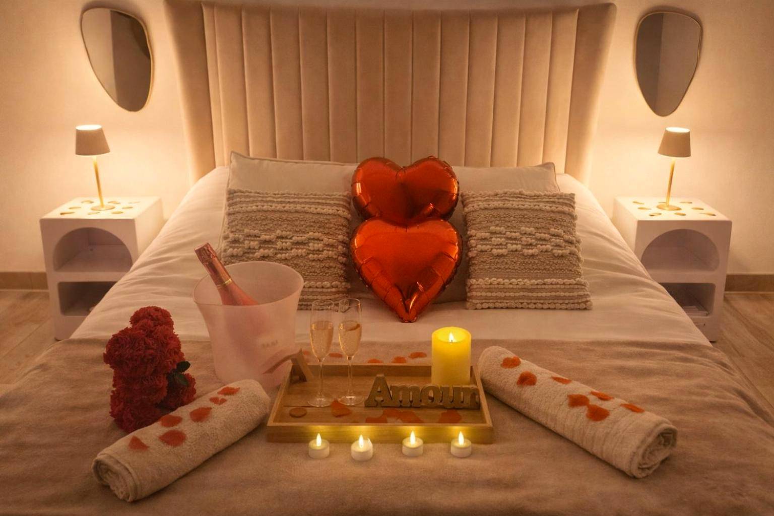 Lit décoré avec ballons cœurs et champagne - Love Room - Toulon - Ollioules - Var