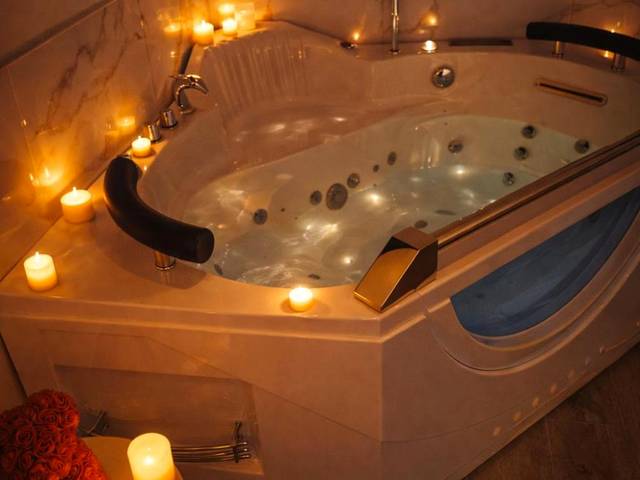 Baignoire balnéo éclairée entourée de bougies - Love Room - Toulon - Ollioules - Var