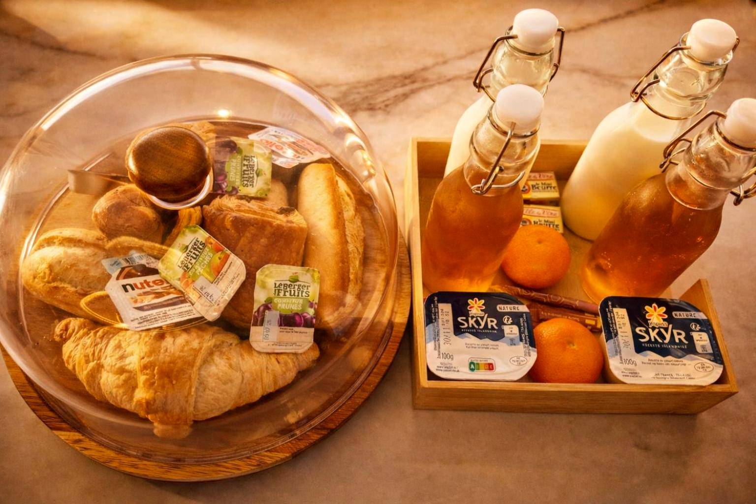 Petit - déjeuner complet avec viennoiseries - Love Room - Toulon - Ollioules - Var