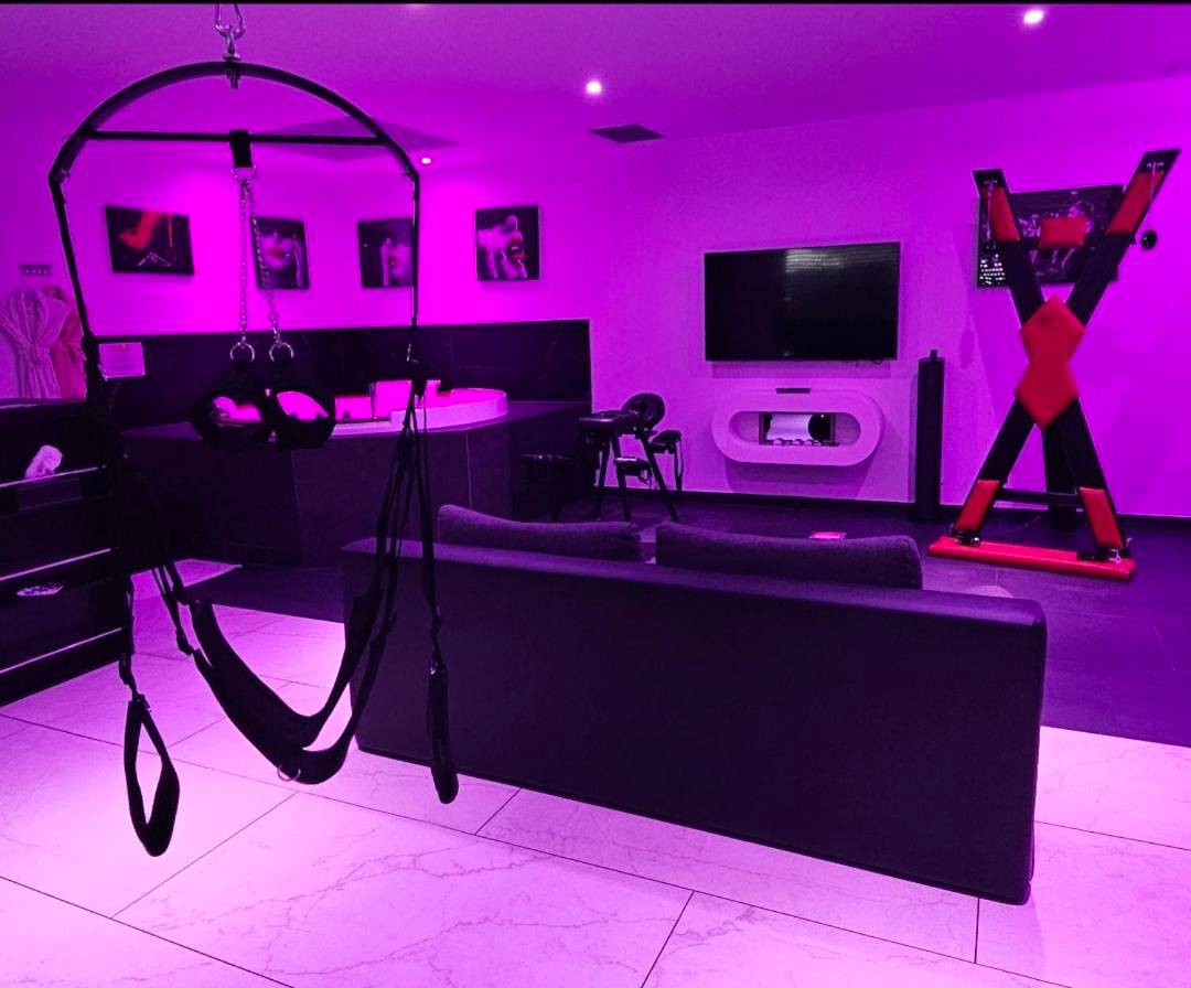 Balançoire érotique et croix de Saint - André - L'OLYMPE DES SENS