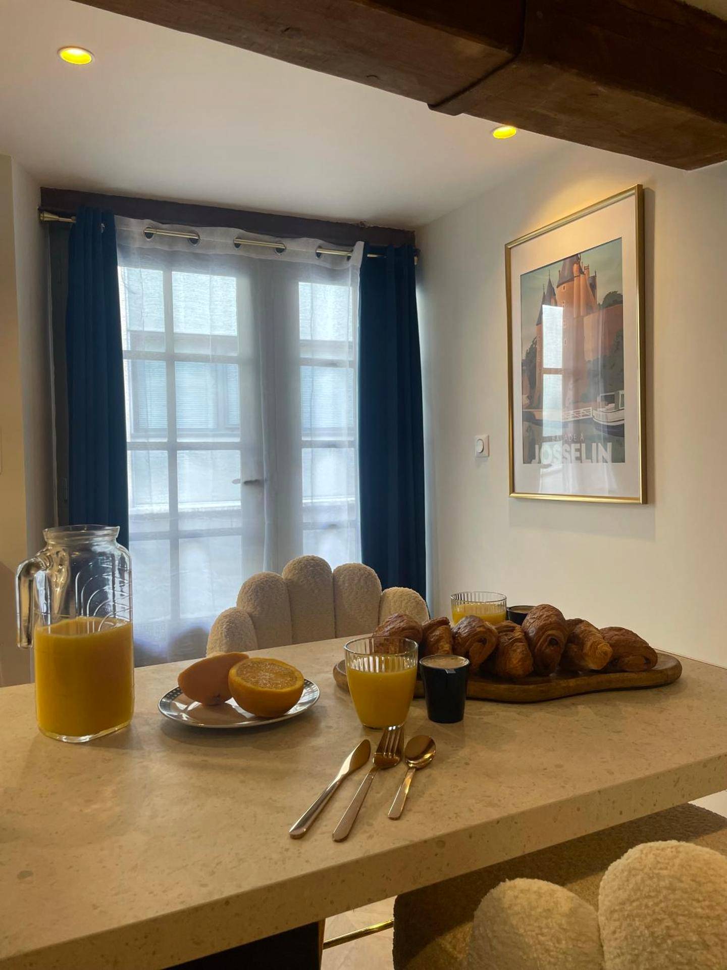 Petit - déjeuner avec viennoiseries et jus d'orange - Ombre et Douceur