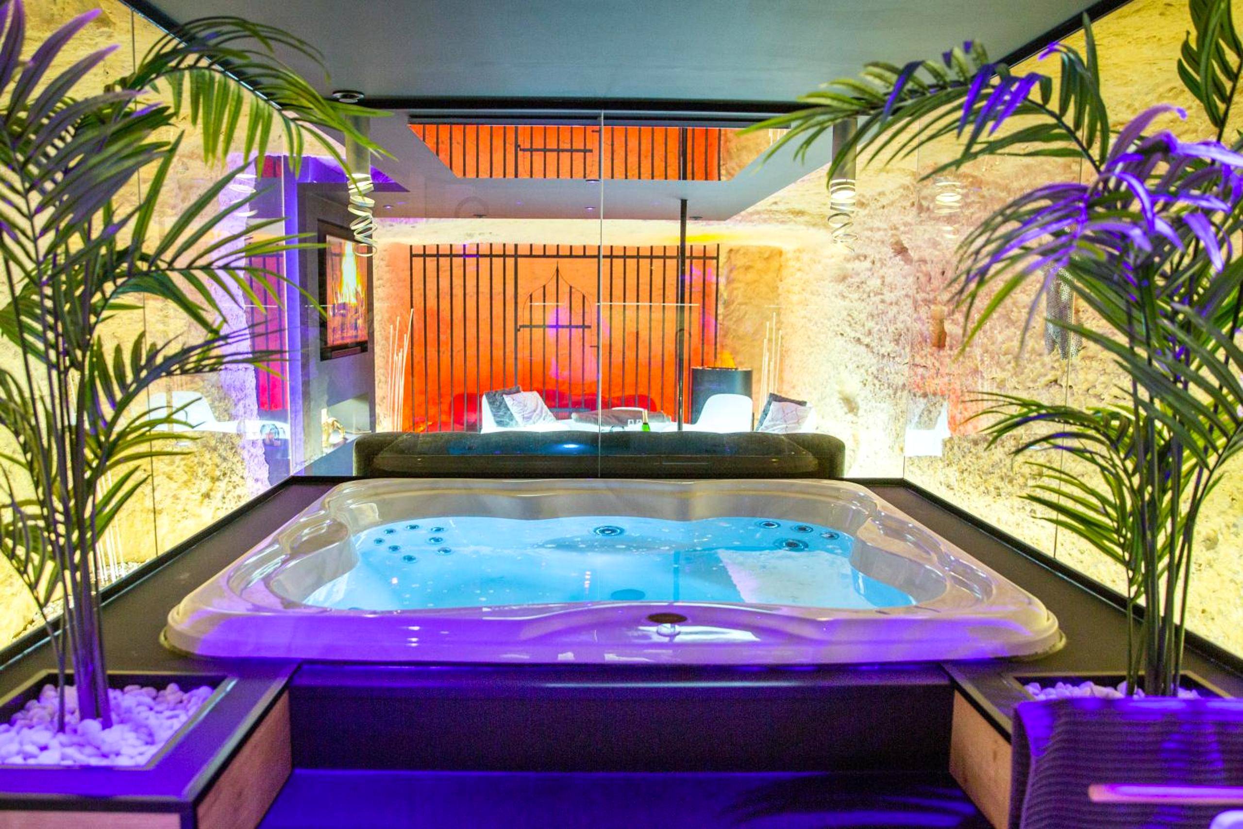 Jacuzzi privatif avec éclairage bleu et plantes - Love Room Tours - OMIRA - Nuits d'exception & spa