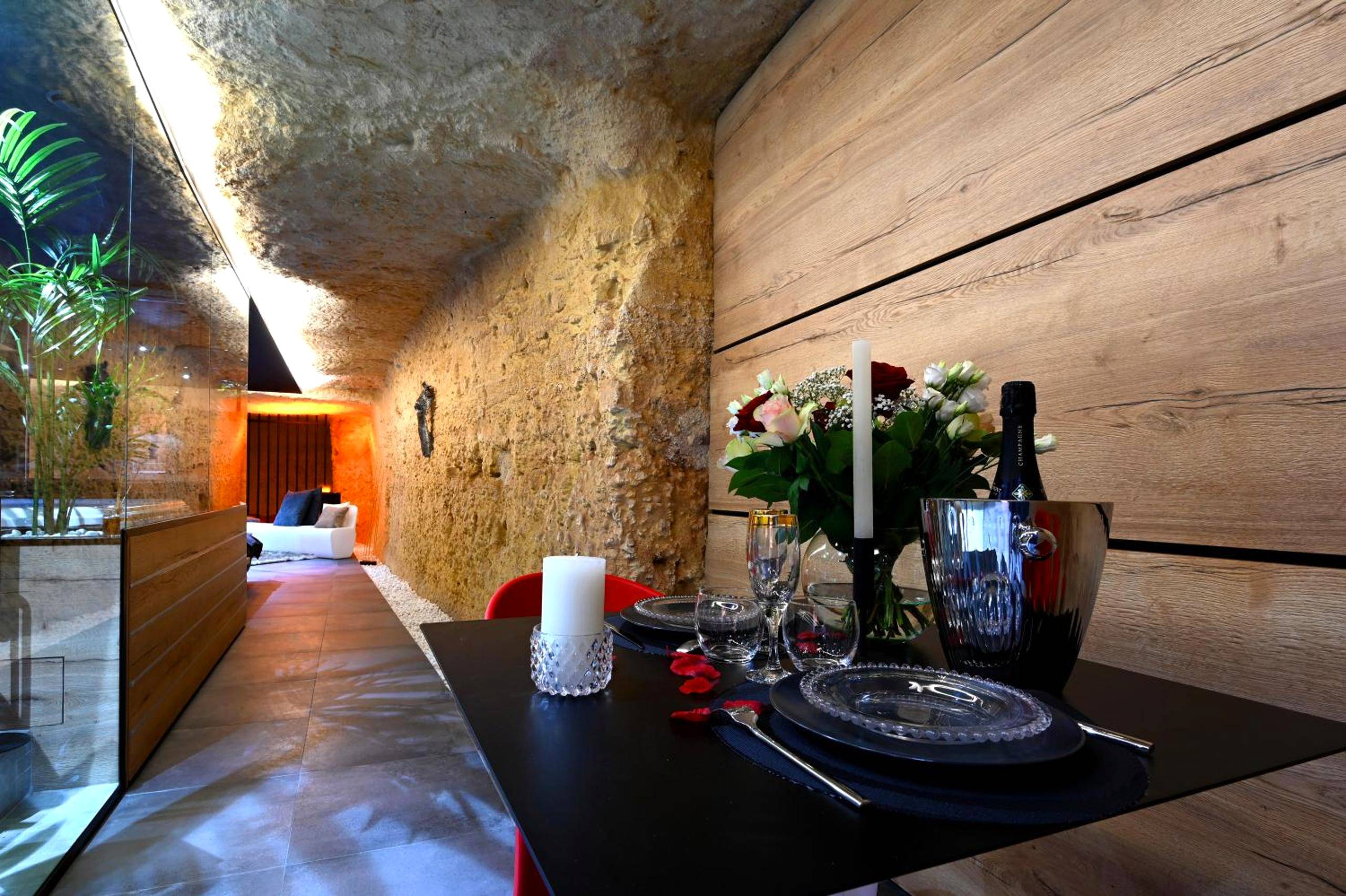 Table dressée avec champagne et fleurs - OMIRA - Nuits d'exception & spa