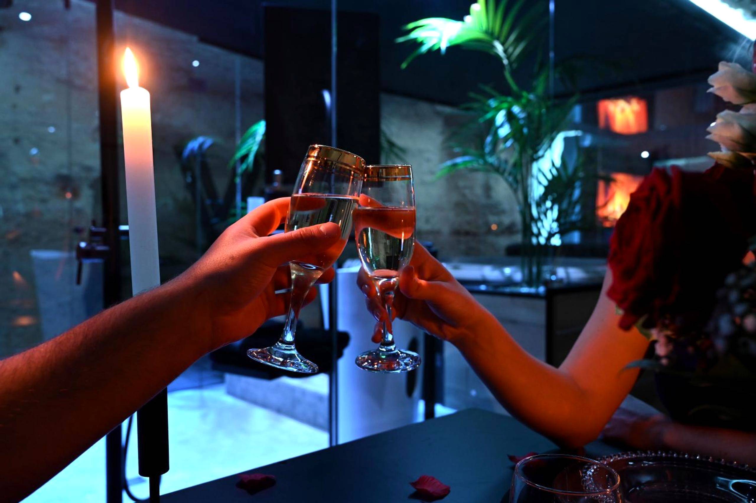 Trinquage de coupes de champagne à la bougie - OMIRA - Nuits d'exception & spa