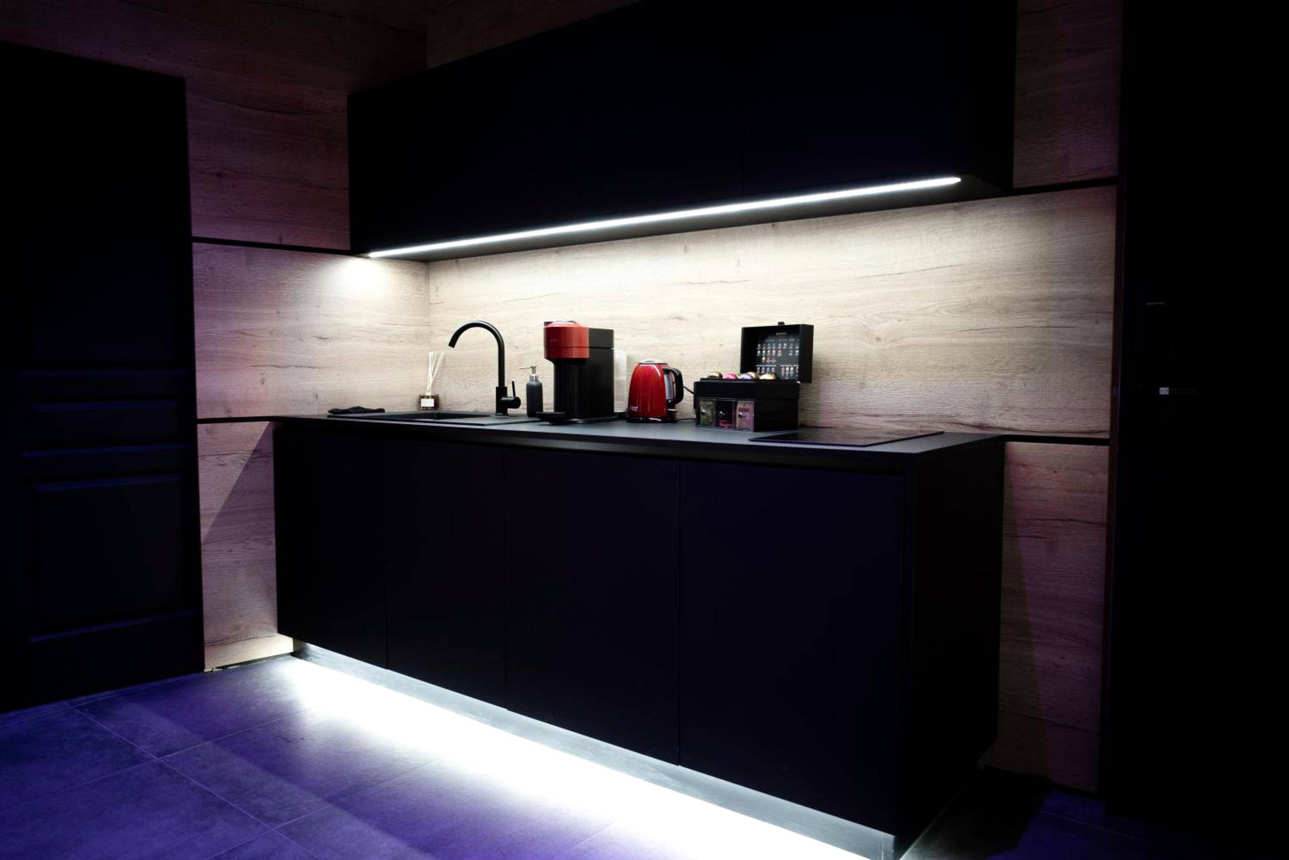 Kitchenette moderne avec éclairage LED au sol - OMIRA - Nuits d'exception & spa
