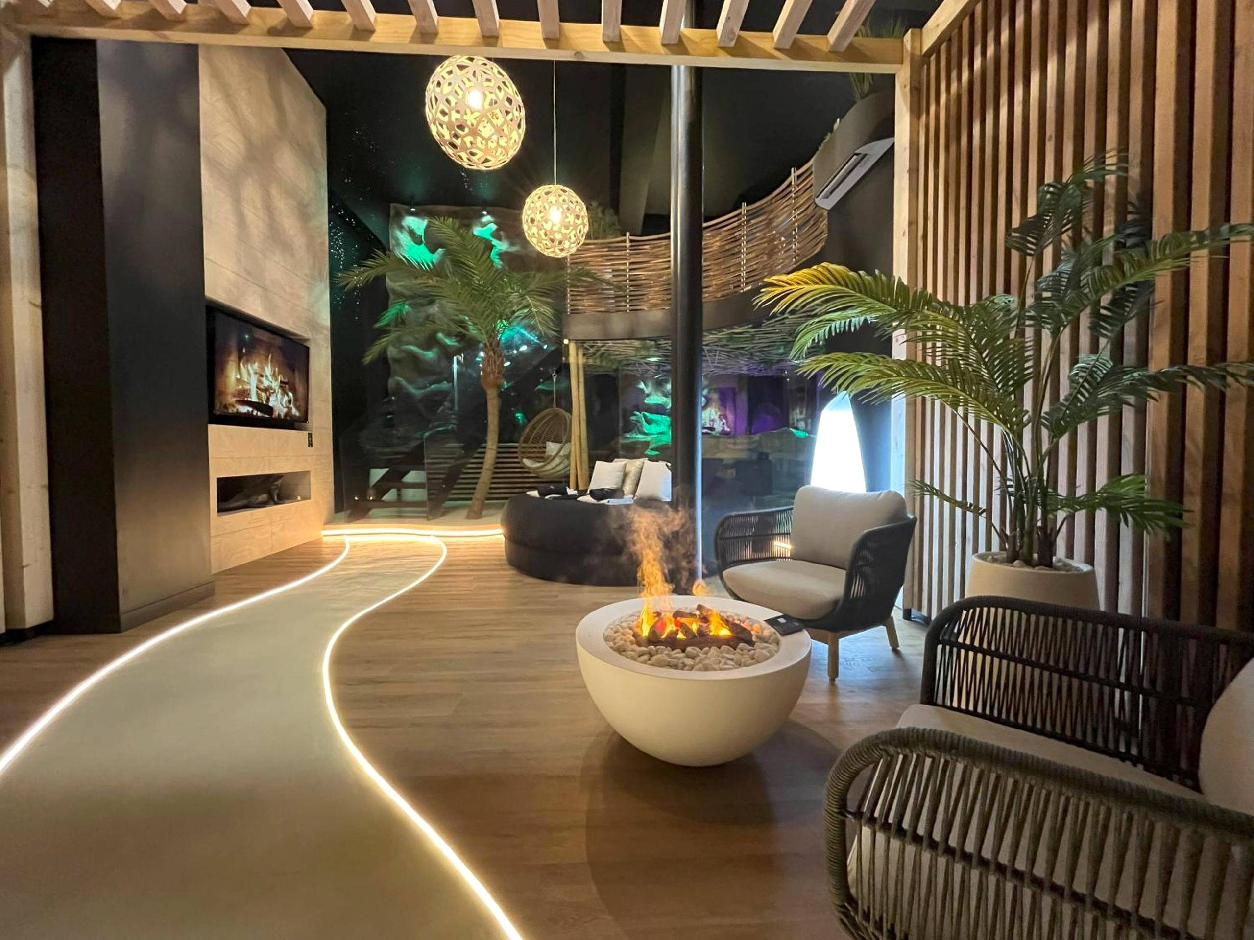 Salon avec cheminée design et chemin lumineux - Love Room Bordeaux - OMIRA - Nuits d'exception & Spa