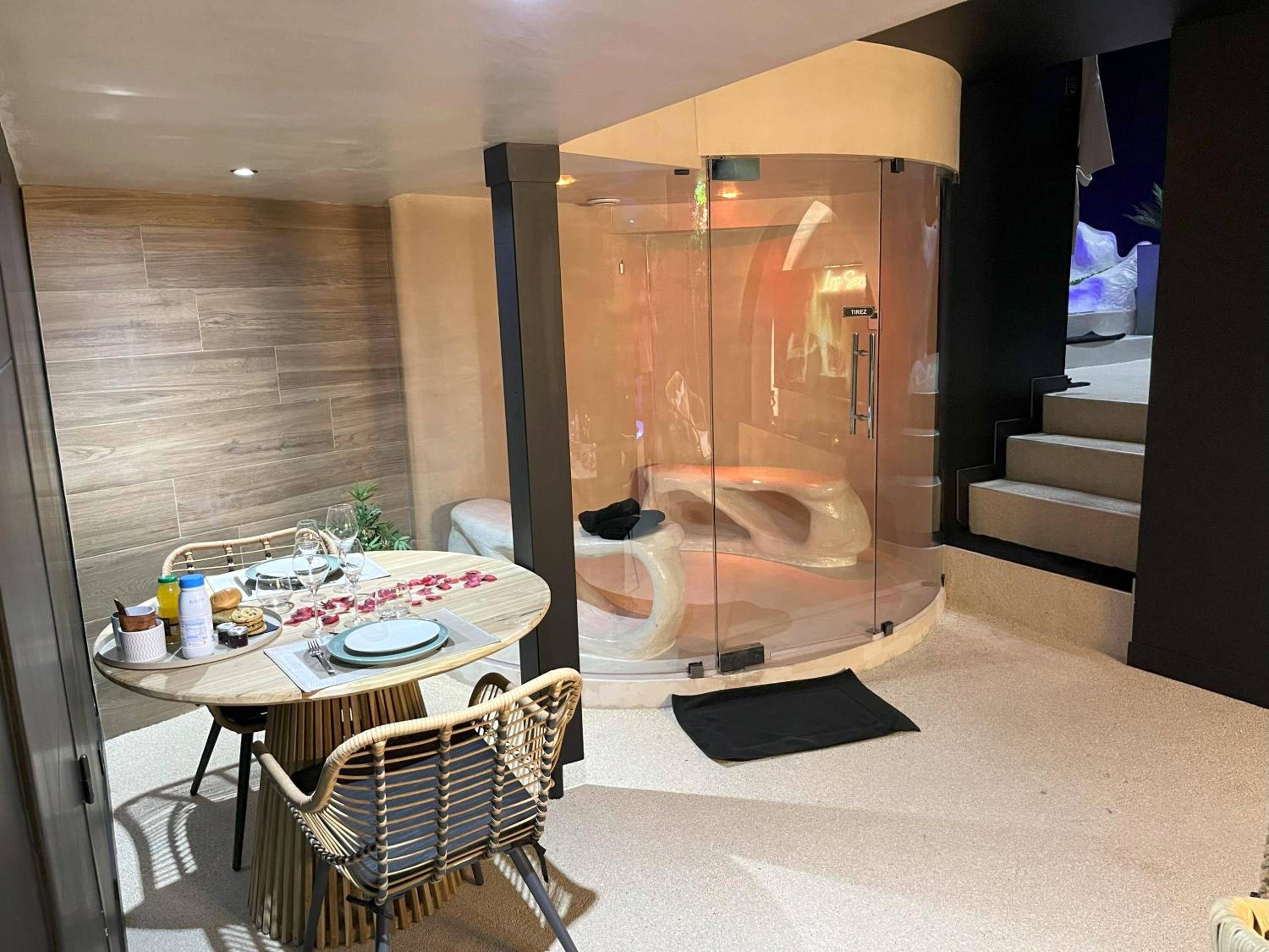 Espace repas romantique et sauna vitré - OMIRA - Nuits d'exception & Spa