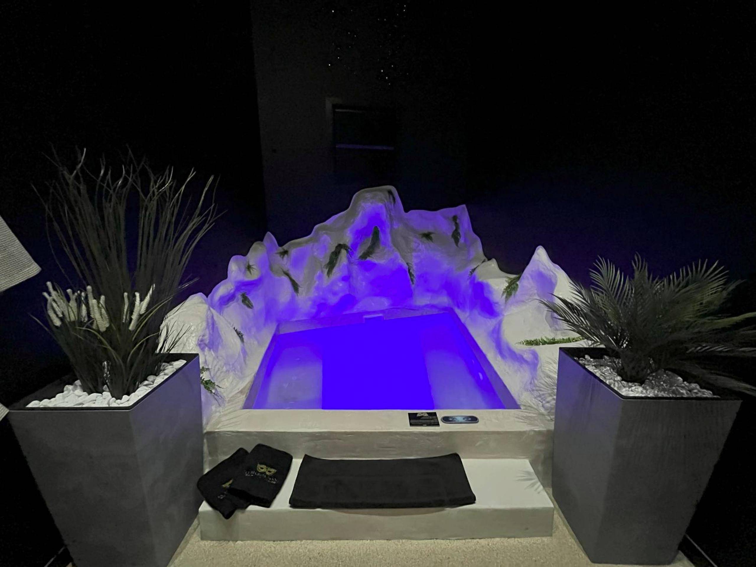 Jacuzzi privatif avec éclairage néon bleu - OMIRA - Nuits d'exception & Spa