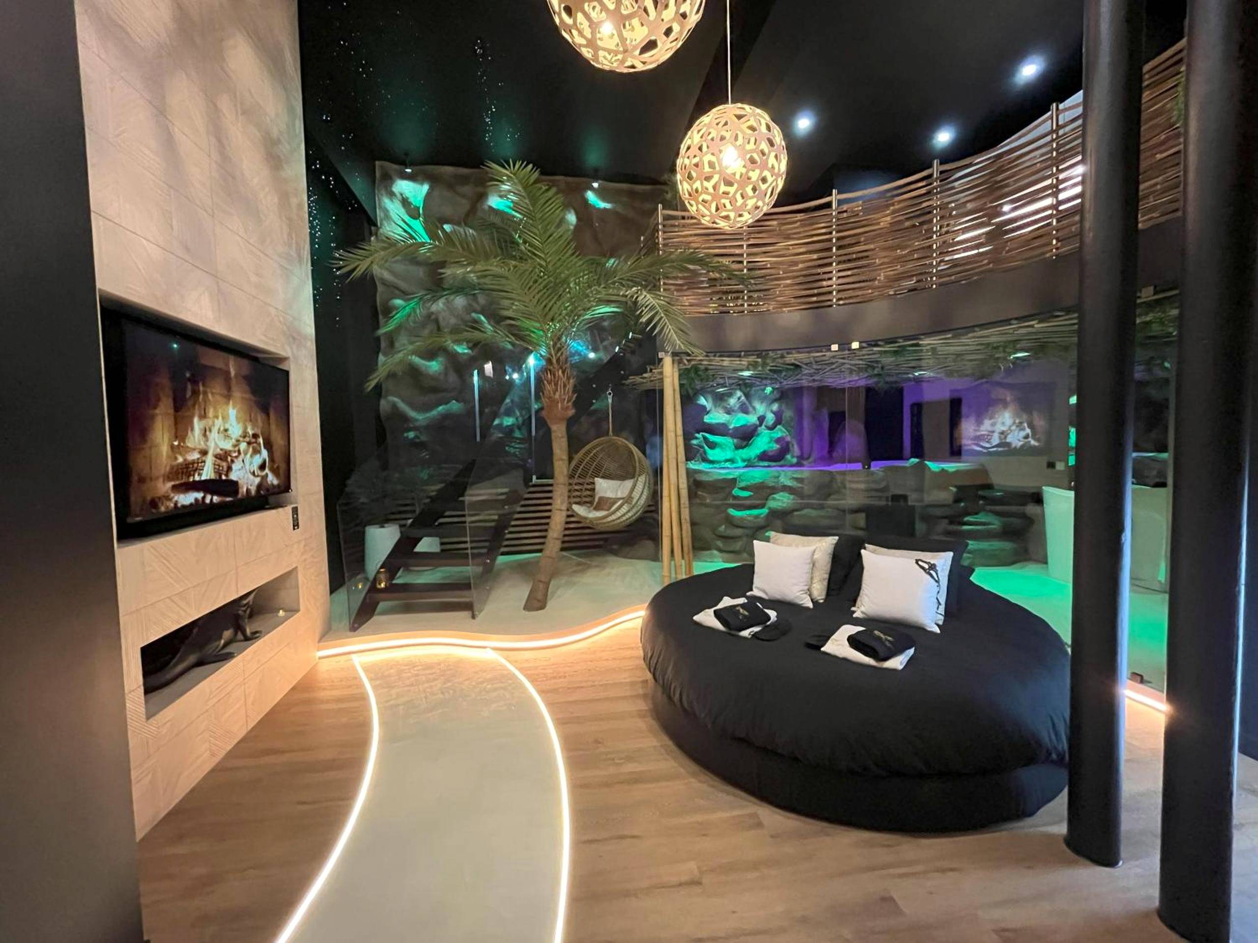 Lit rond king size dans une ambiance tropicale - OMIRA - Nuits d'exception & Spa