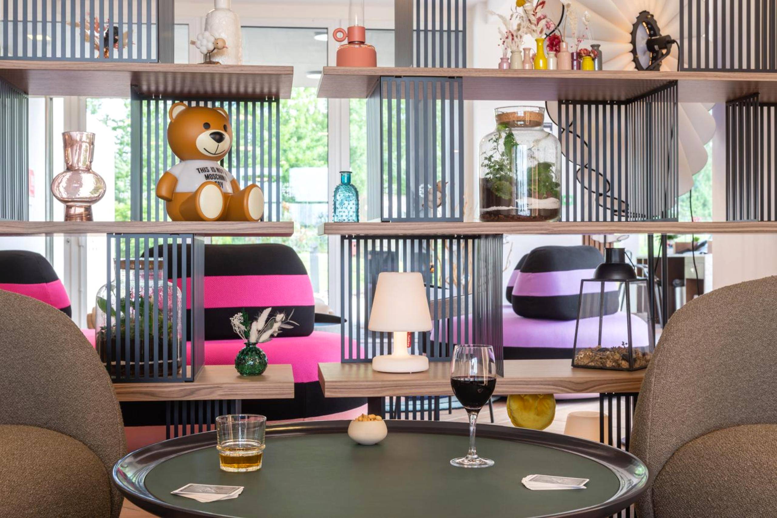 Espace salon avec étagères décoratives - Love Room Saint - Mars - la - Réorthe - Hôtel Omnubo Collection