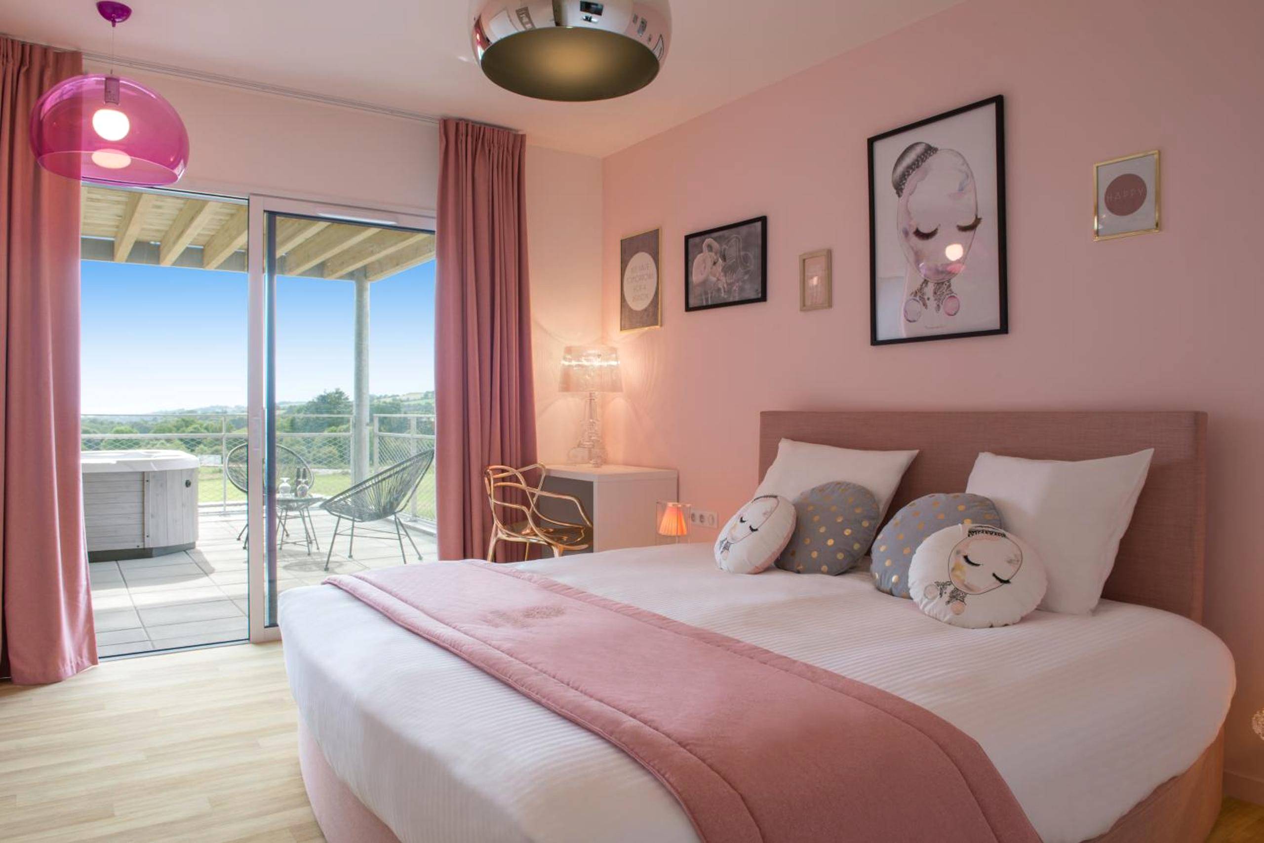 Chambre romantique aux tons roses avec balcon - Hôtel Omnubo Collection