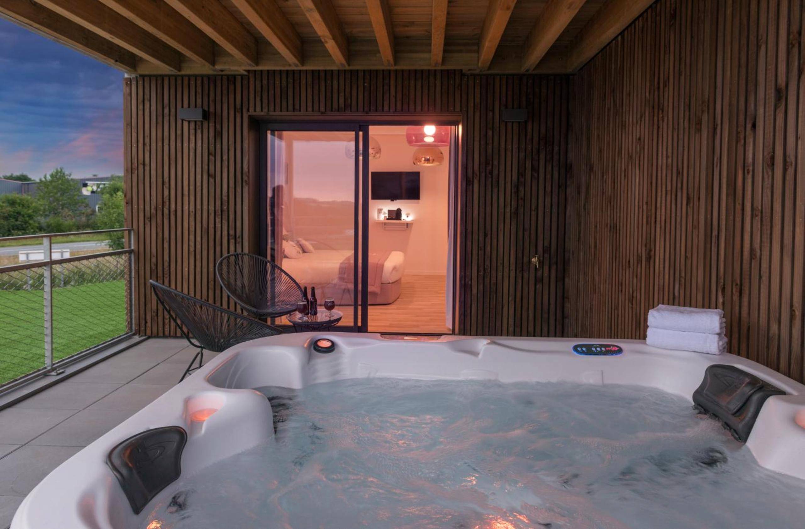 Jacuzzi privatif sur terrasse en bois - Hôtel Omnubo Collection