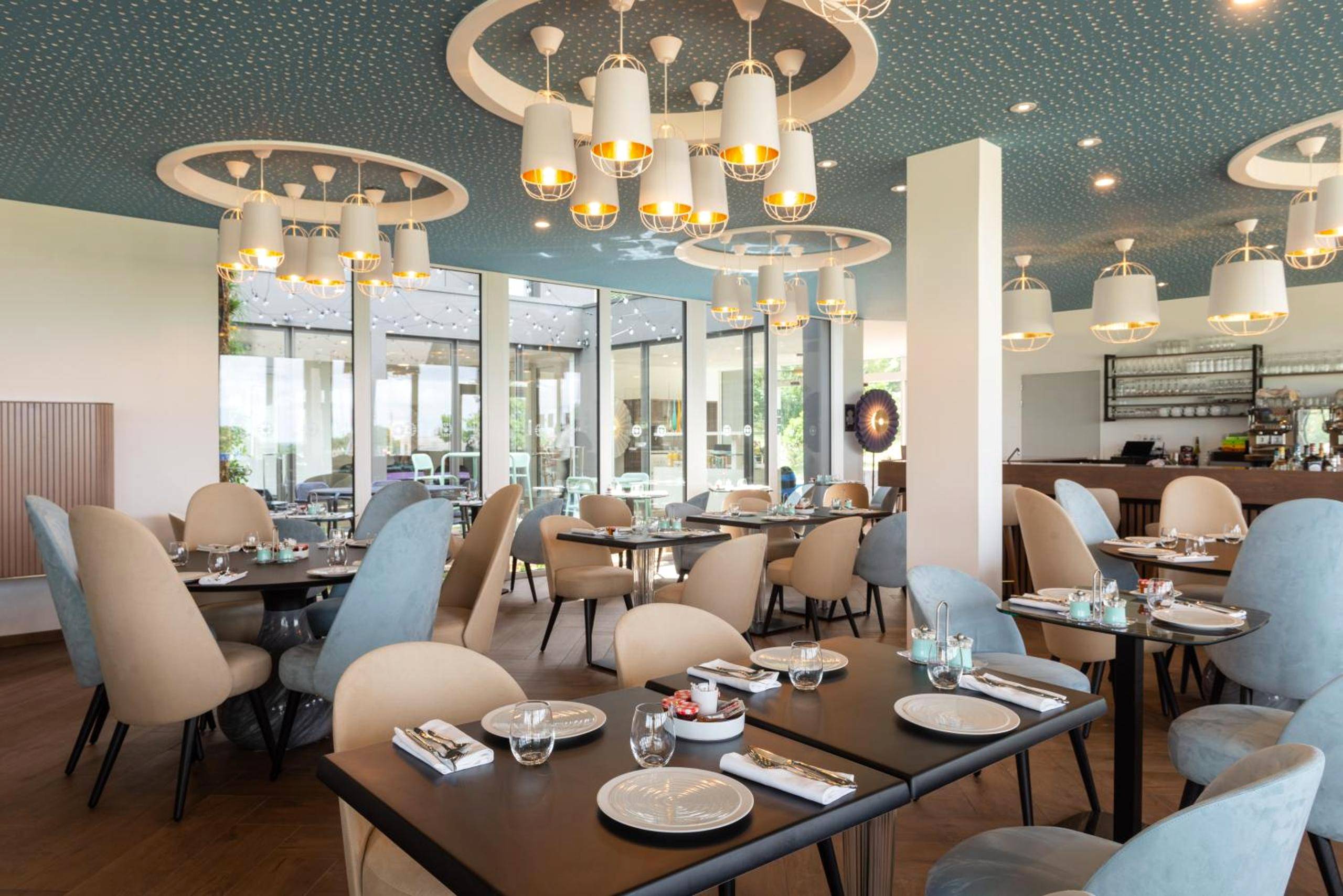 Salle de restaurant au design contemporain - Hôtel Omnubo Collection