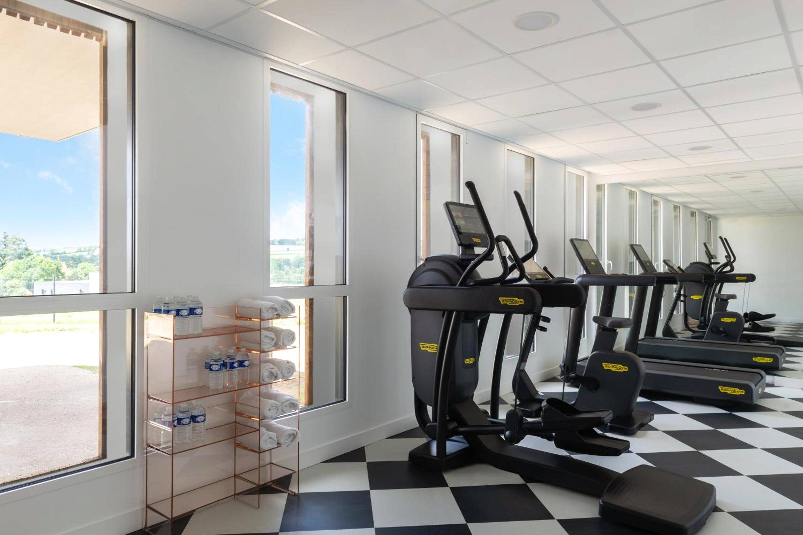 Salle de sport avec appareils de cardio - Hôtel Omnubo Collection