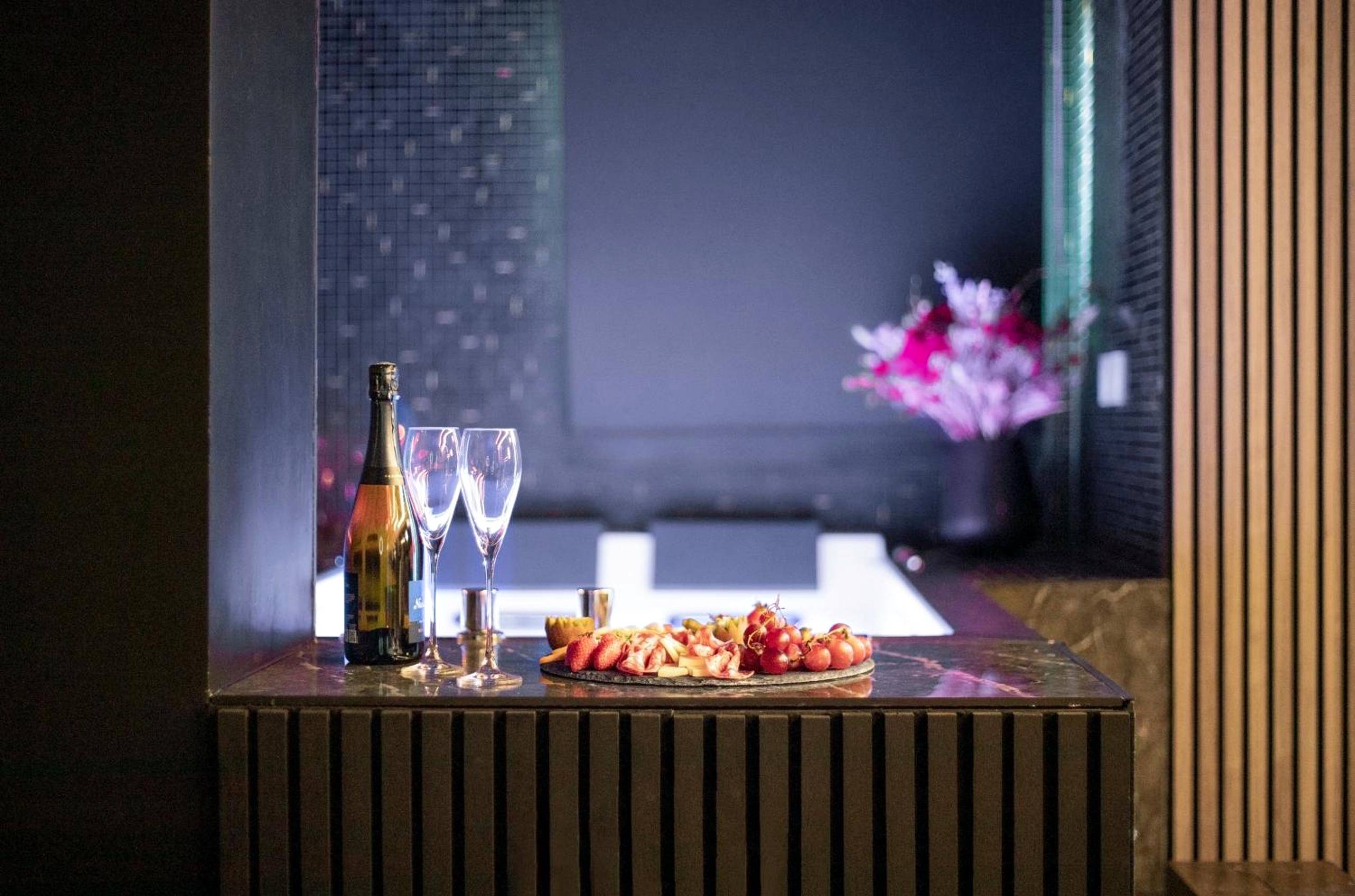 Champagne et planche apéritive face au jacuzzi - Love Room Toulouse - One Night Love Room Unique