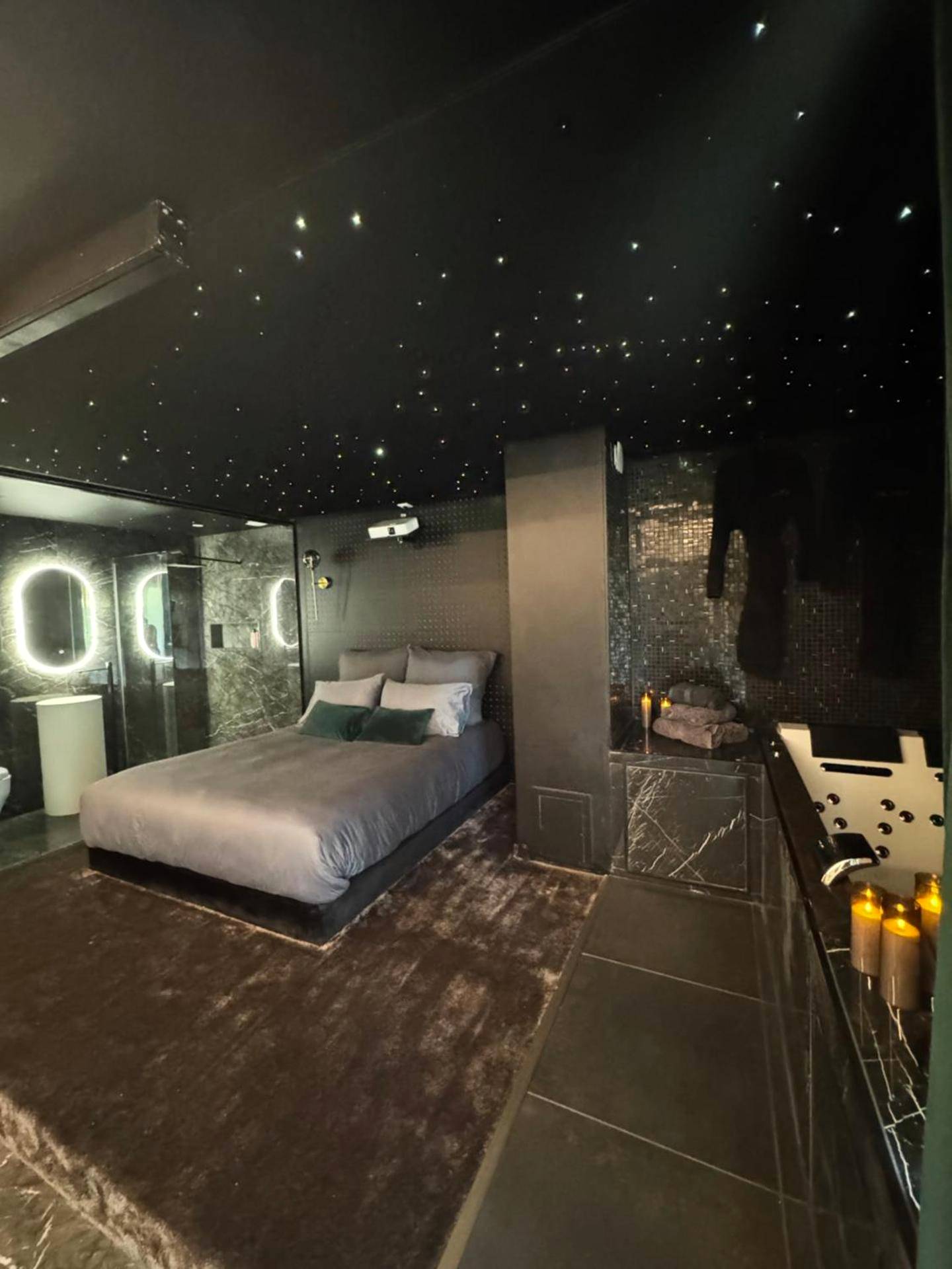 Chambre avec ciel étoilé et jacuzzi privatif - One Night Love Room Unique