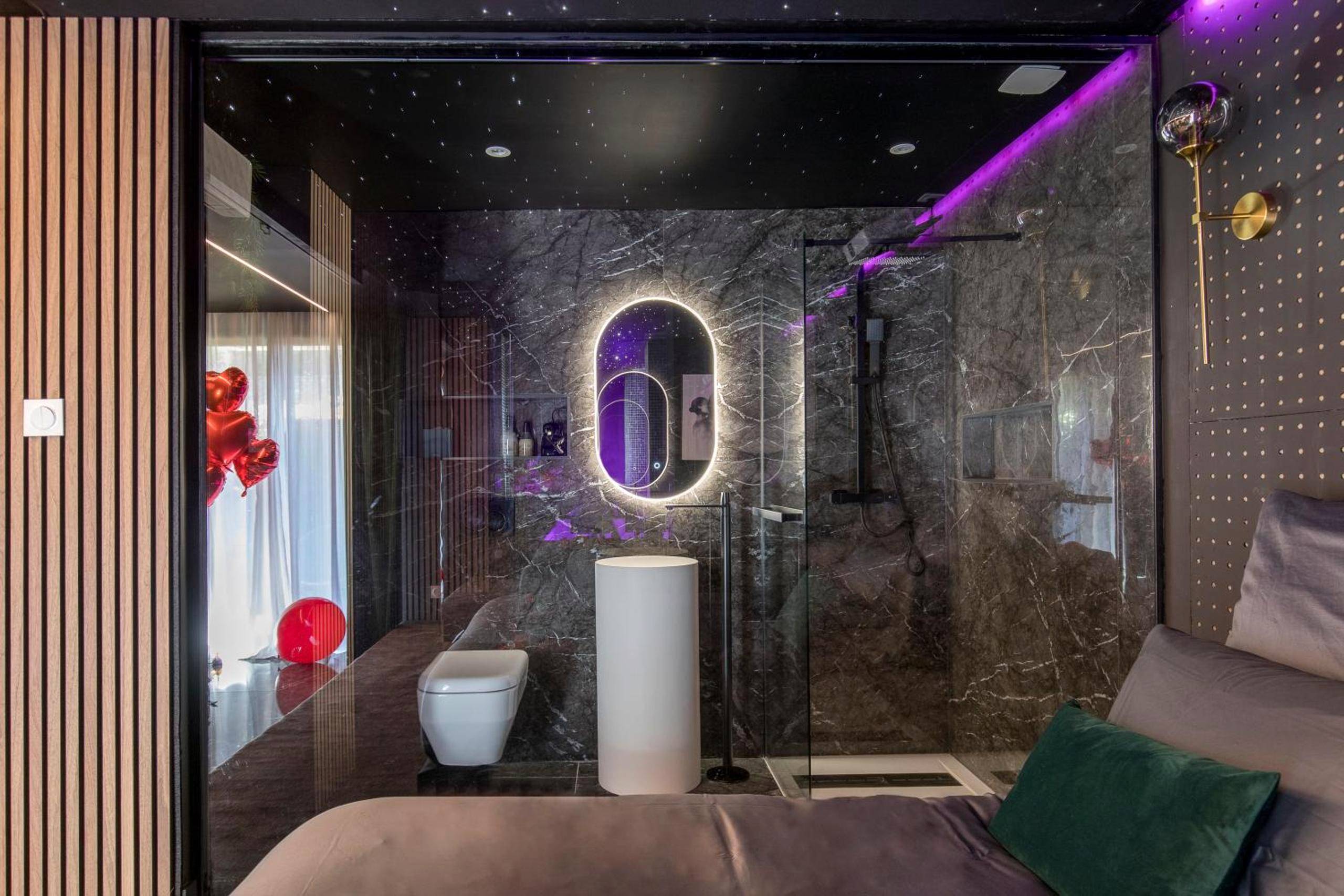 Salle d'eau ouverte avec douche à l'italienne - One Night Love Room Unique