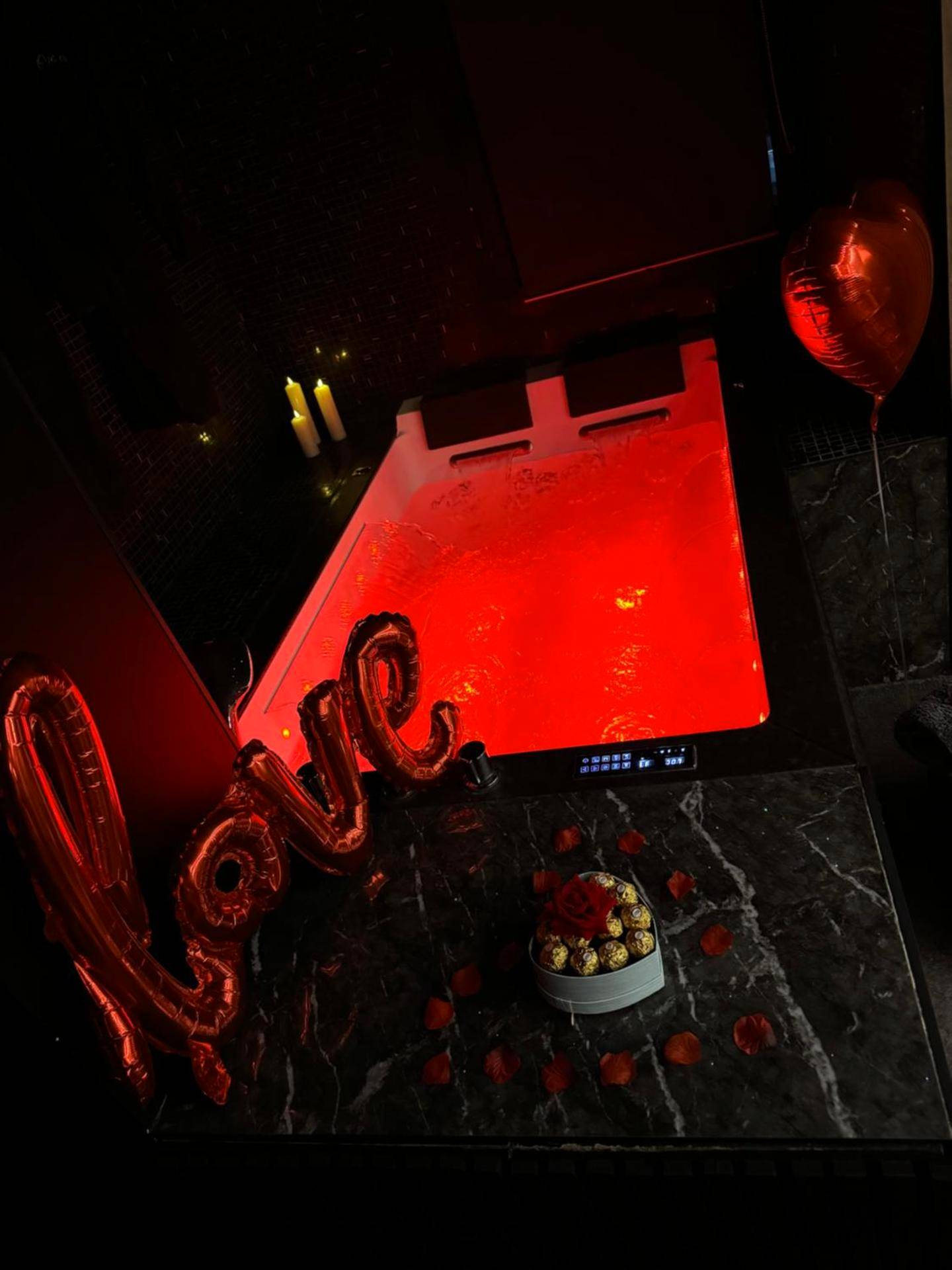 Jacuzzi rétroéclairé en rouge avec ballons Love - One Night Love Room Unique
