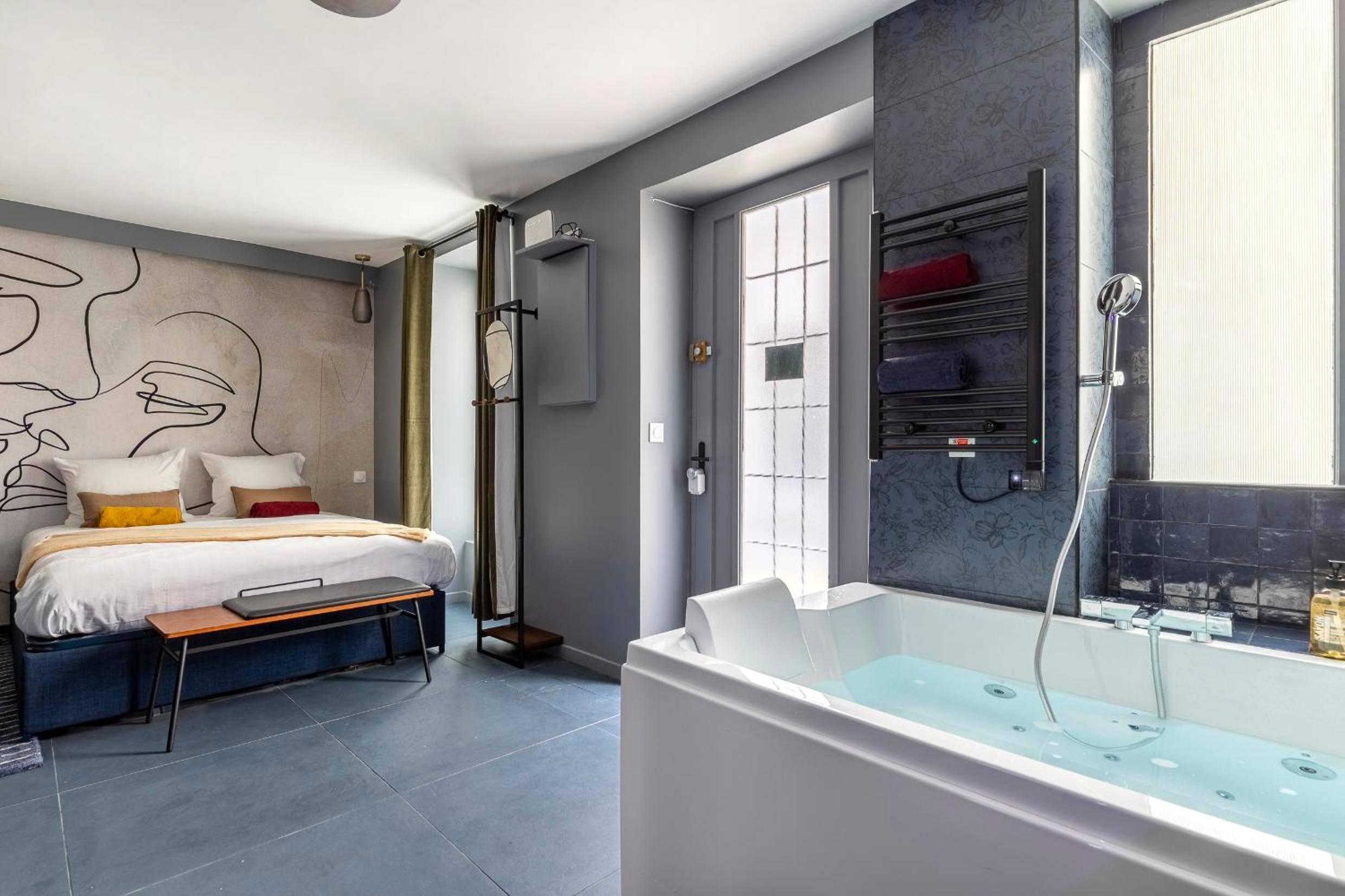 Baignoire balnéo et lit avec fresque murale - Love Room Paris - Opéra, Grand Boulevard 9ème, suite avec jacuzzi