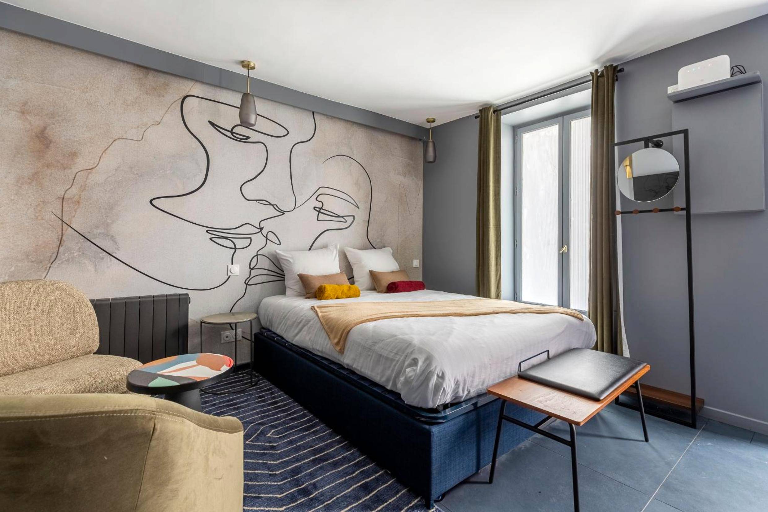 Lit double devant une fresque artistique - Opéra, Grand Boulevard 9ème, suite avec jacuzzi