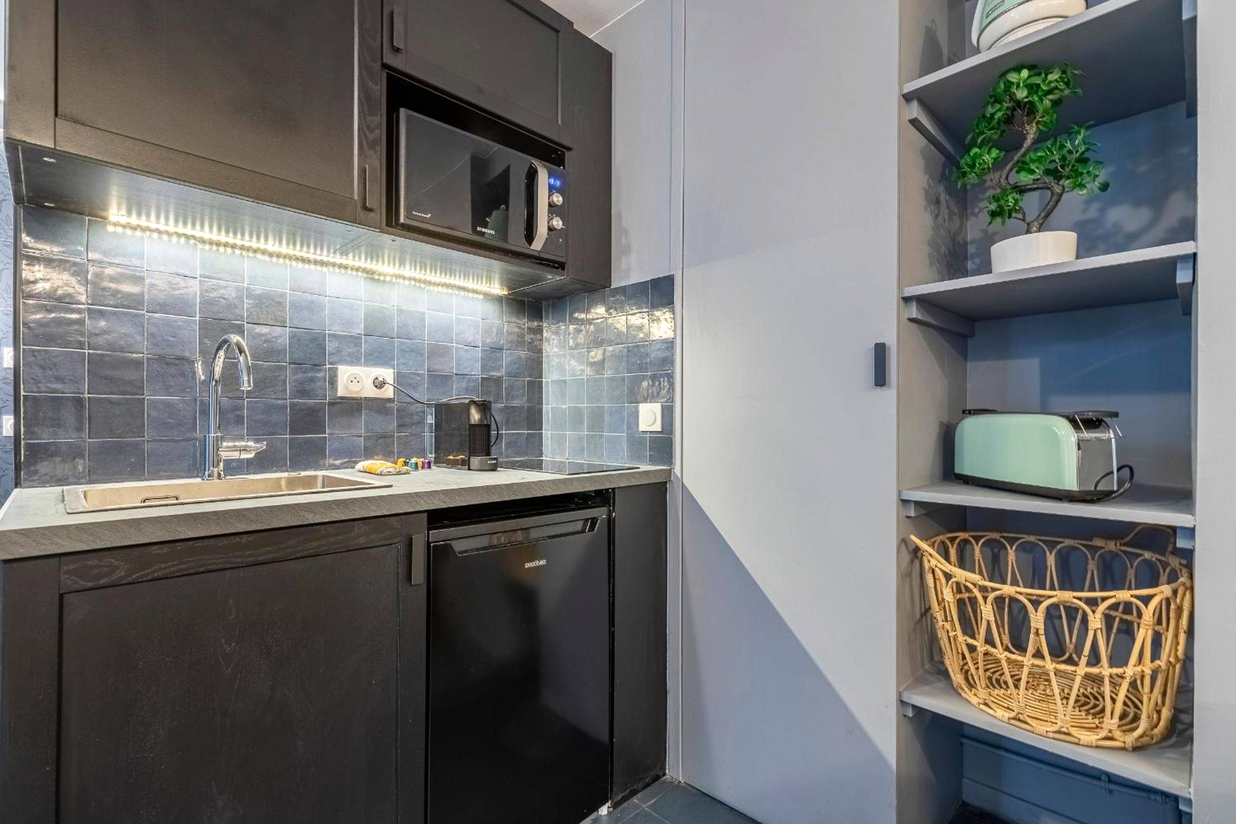 Kitchenette équipée avec crédence bleue - Opéra, Grand Boulevard 9ème, suite avec jacuzzi