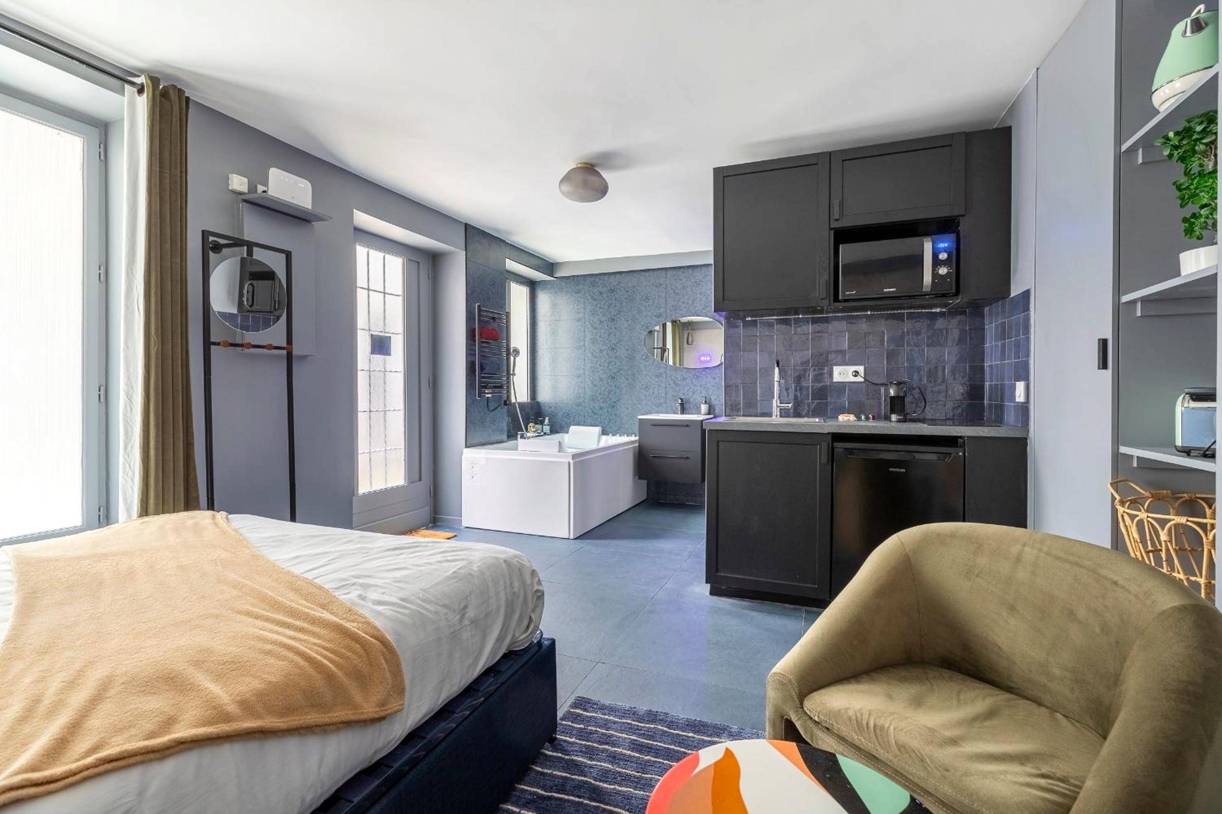 Vue d'ensemble du studio avec coin cuisine - Opéra, Grand Boulevard 9ème, suite avec jacuzzi