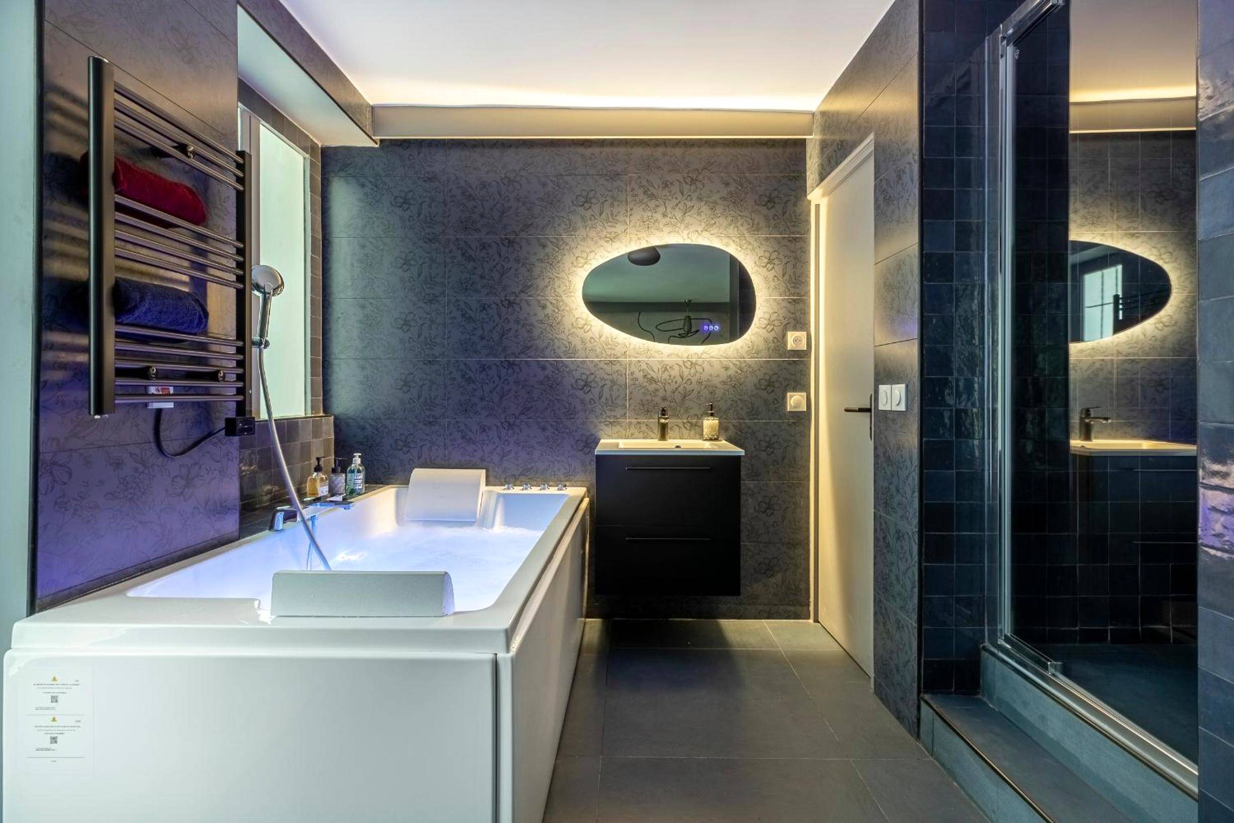 Jacuzzi privatif et miroir rétroéclairé - Opéra, Grand Boulevard 9ème, suite avec jacuzzi