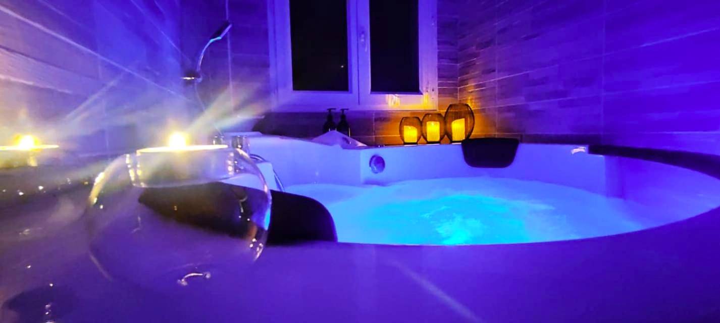 Jacuzzi privatif avec éclairage bleu et bougies - Love Room Cuges - les - Pins - A l'Orée des pins - Gite et spa de 30...