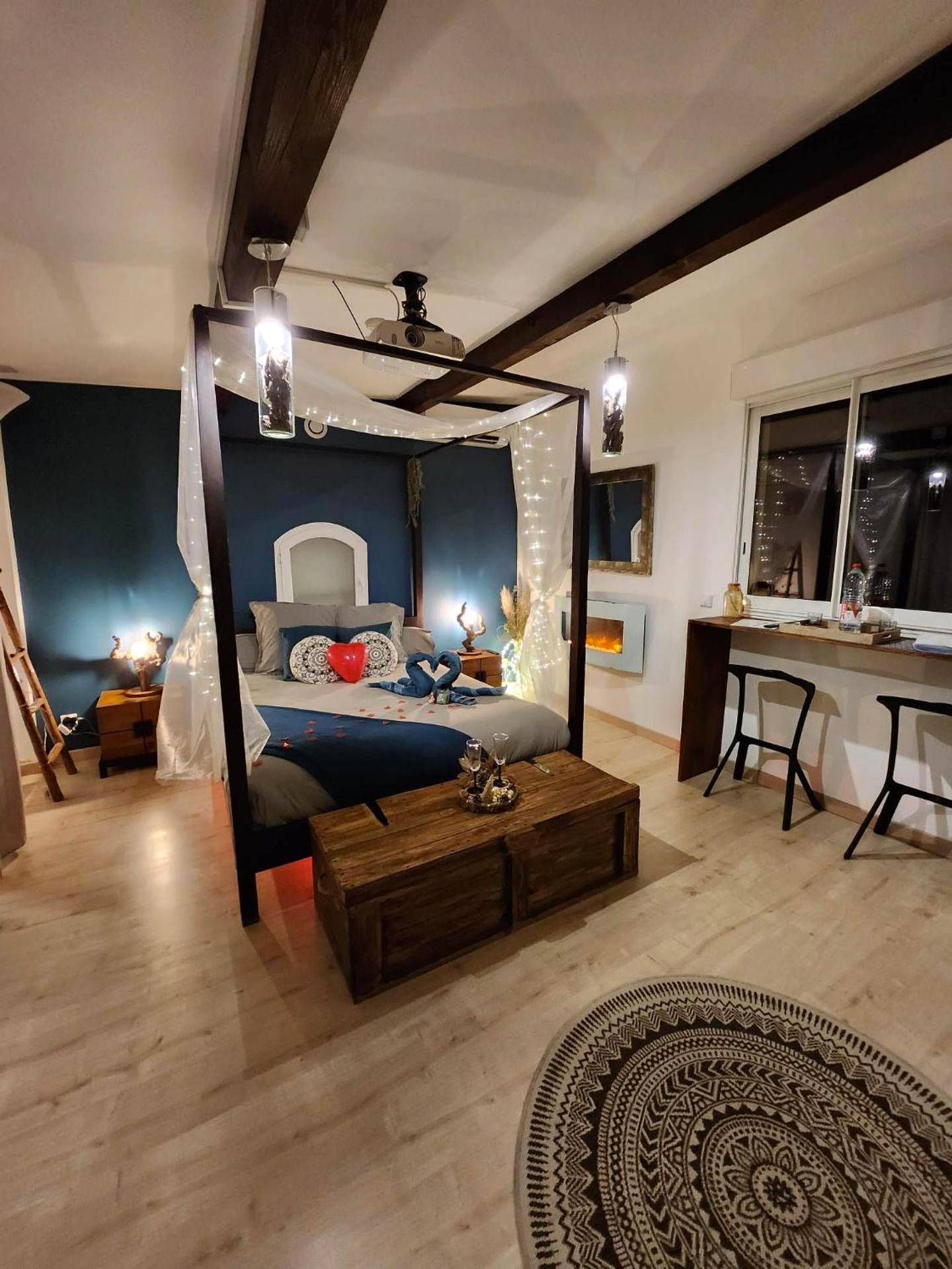 Lit à baldaquin avec décoration romantique - A l'Orée des pins - Gite et spa de 30 m2 - Options Home Cinéma, Romantique