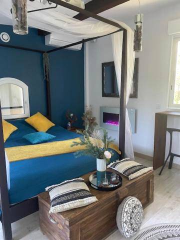 Photo du logement - A l'Orée des pins - Gite et spa de 30 m2 - Options Home Cinéma, Romantique - Cuges - les - Pins