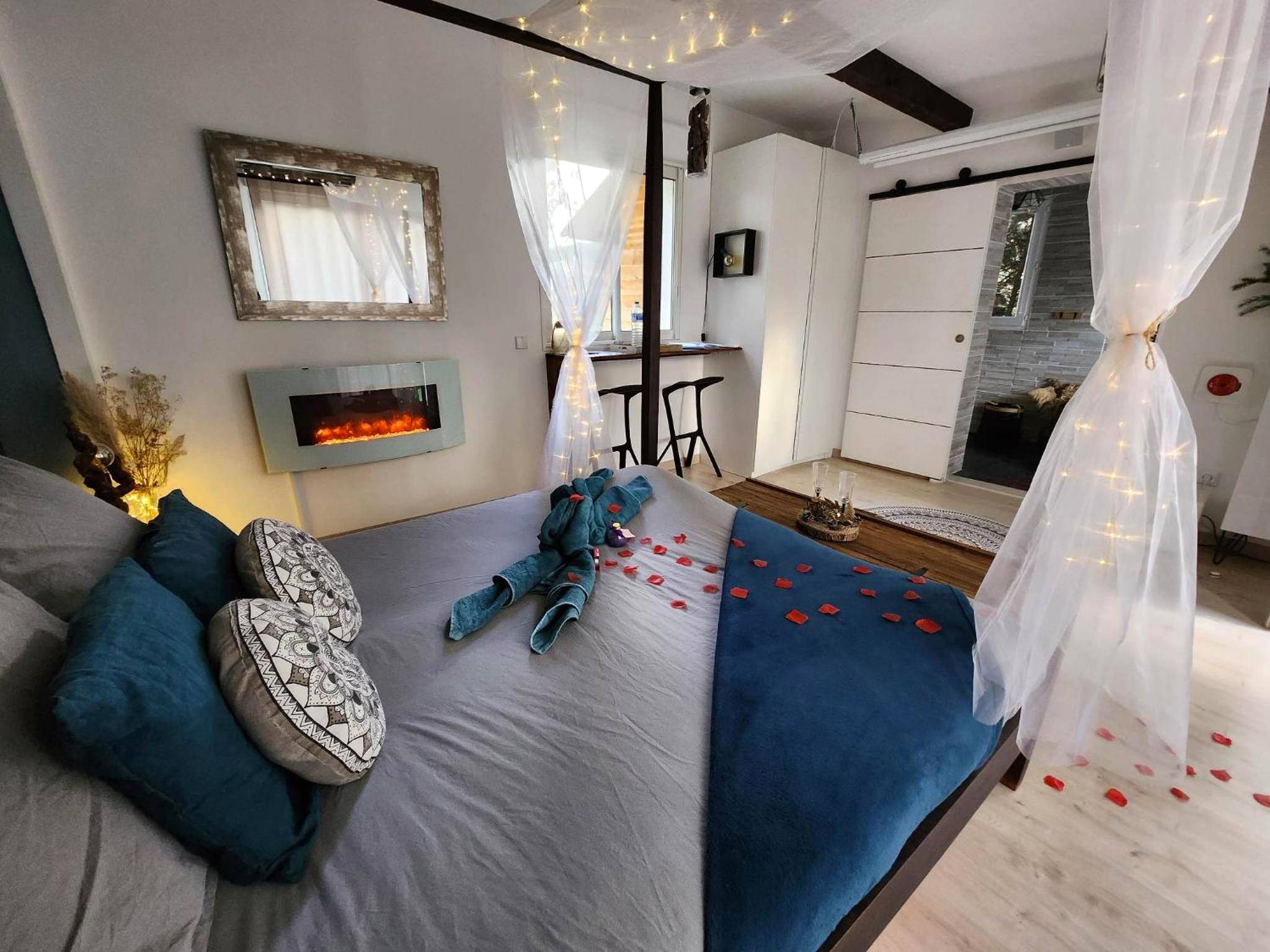 Photo du logement - A l'Orée des pins - Gite et spa de 30 m2 - Options Home Cinéma, Romantique - Cuges - les - Pins