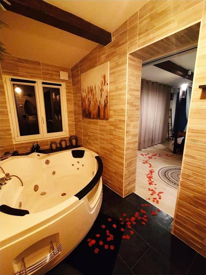 Baignoire balnéo et chemin de pétales de roses - A l'Orée des pins - Gite et spa de 30 m2 - Options Home Cinéma, Romantique