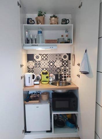 Kitchenette équipée intégrée dans un placard - A l'Orée des pins - Gite et spa de 30 m2 - Options Home Cinéma, Romantique