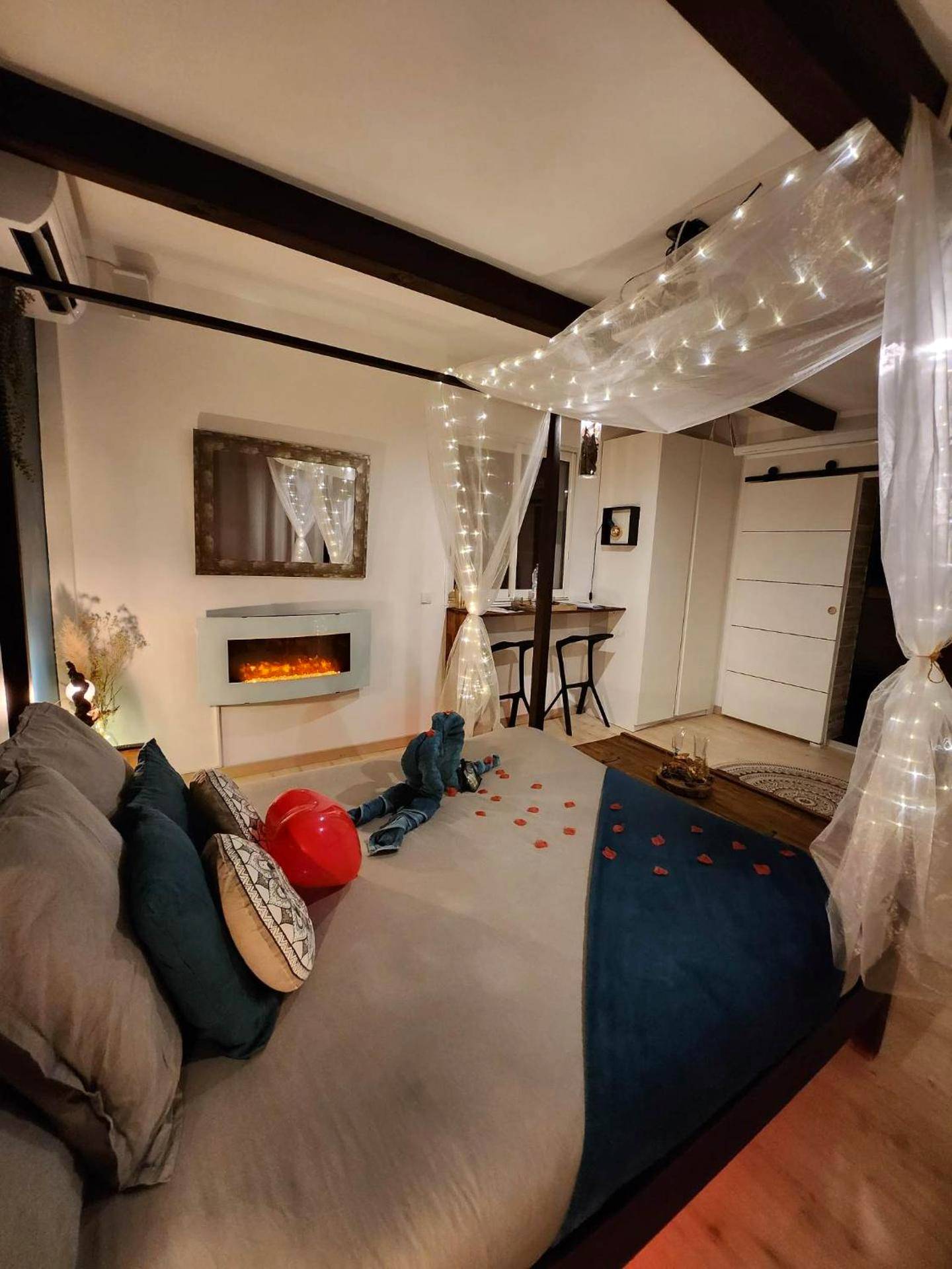 Photo du logement - A l'Orée des pins - Gite et spa de 30 m2 - Options Home Cinéma, Romantique - Cuges - les - Pins