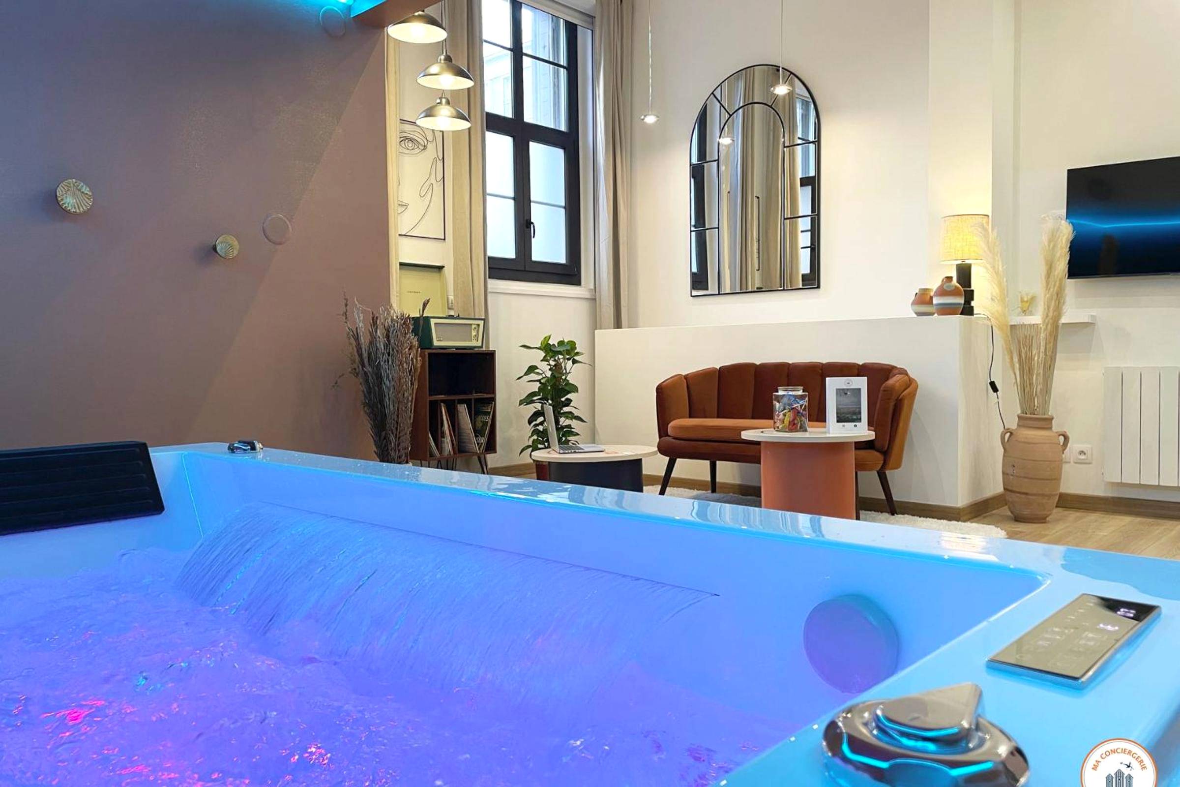 Jacuzzi privatif avec éclairage bleu néon - Love Room Le Havre - l'Orient - Express - Jacuzzi SPA - Parking - Loft