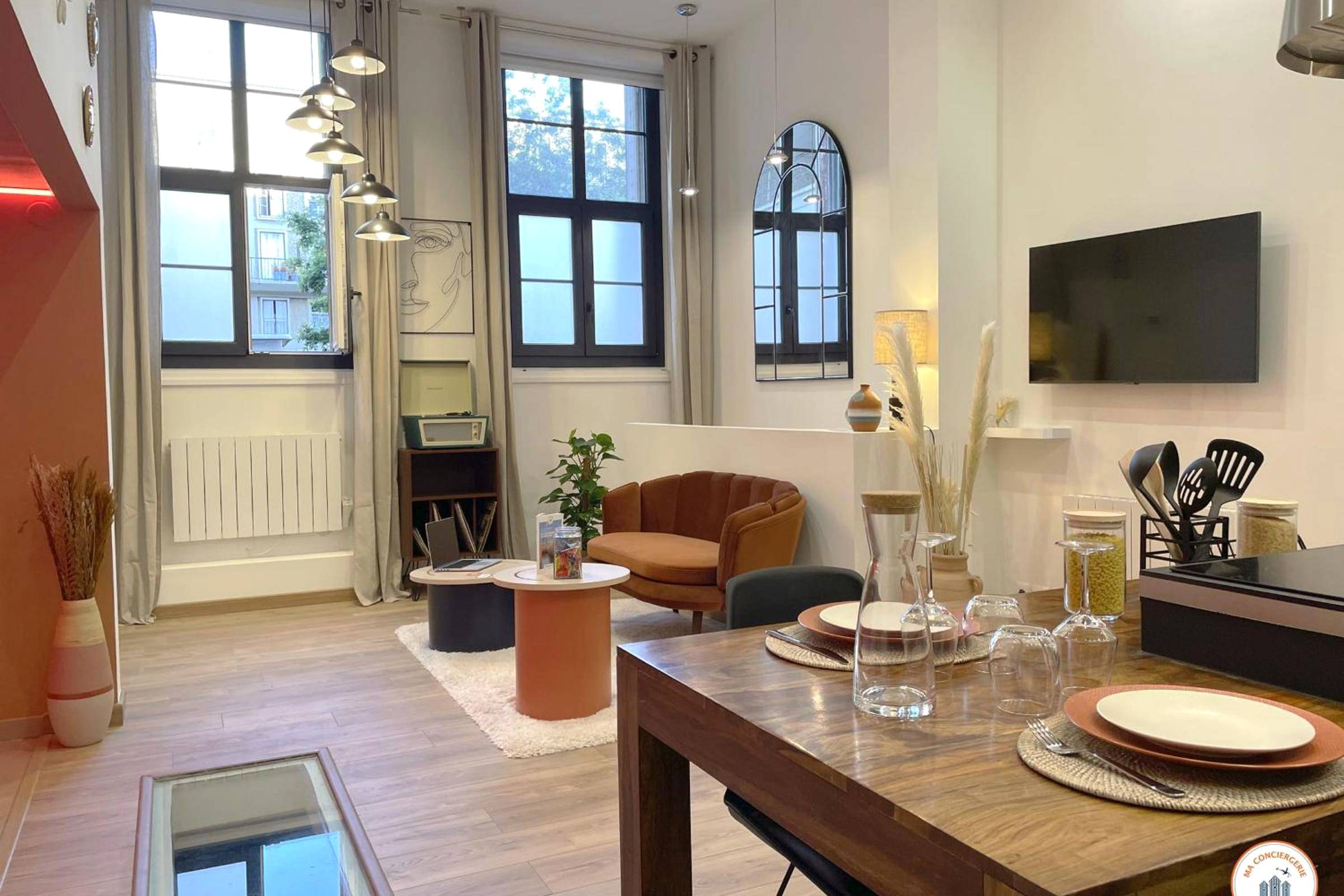 Espace salon et salle à manger ouvert - l'Orient - Express - Jacuzzi SPA - Parking - Loft