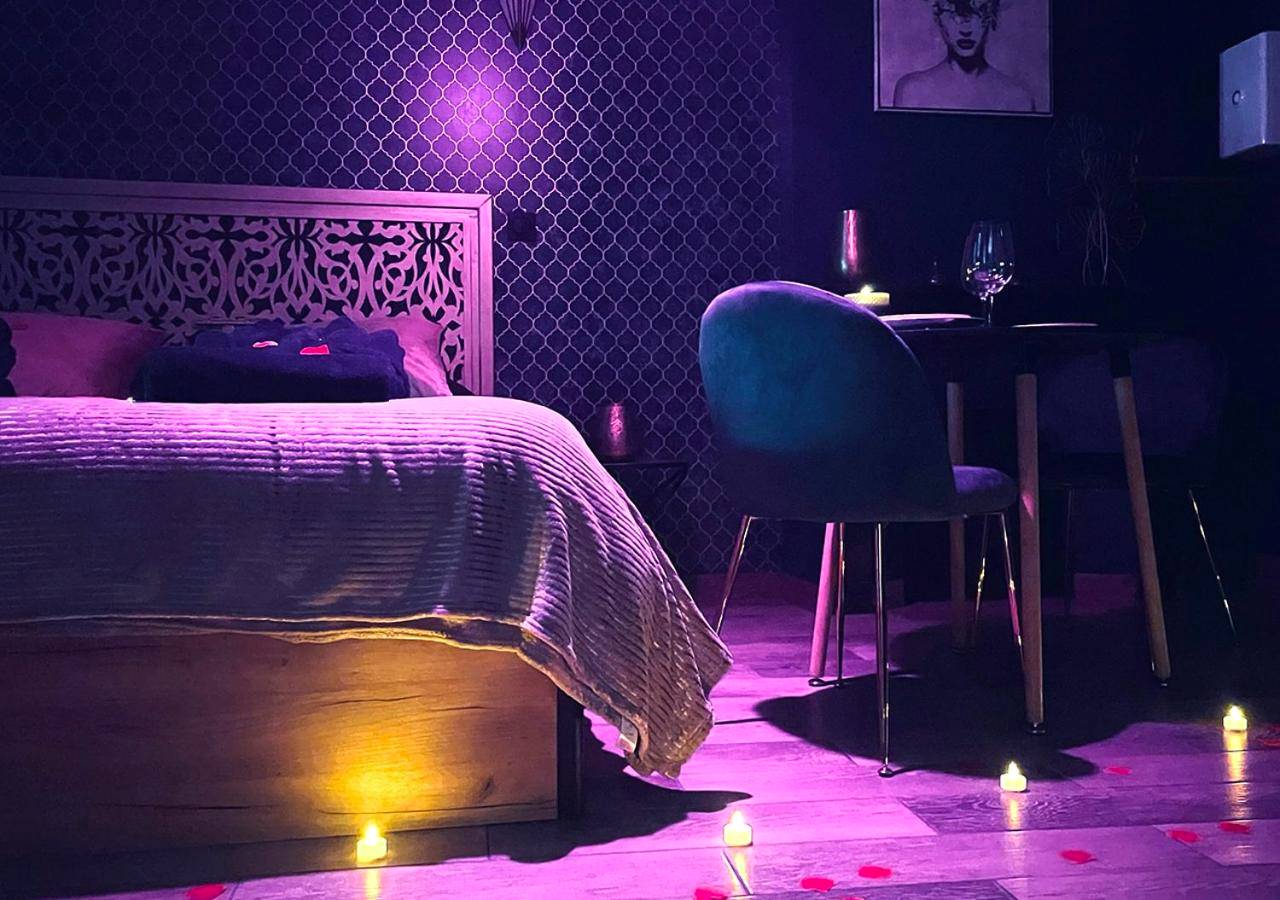 Chambre romantique avec bougies et lumière rose - Love Room Château - Landon - Love Room L' Orientale / Jacuzzi / Sauna