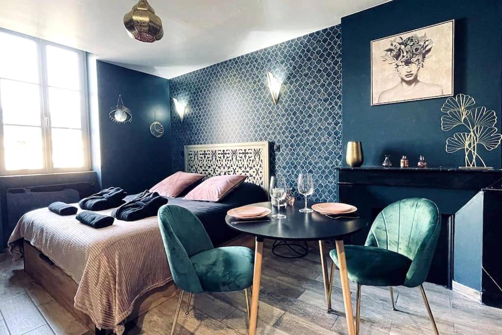 Espace nuit avec table dressée et fauteuils - Love Room L' Orientale / Jacuzzi / Sauna