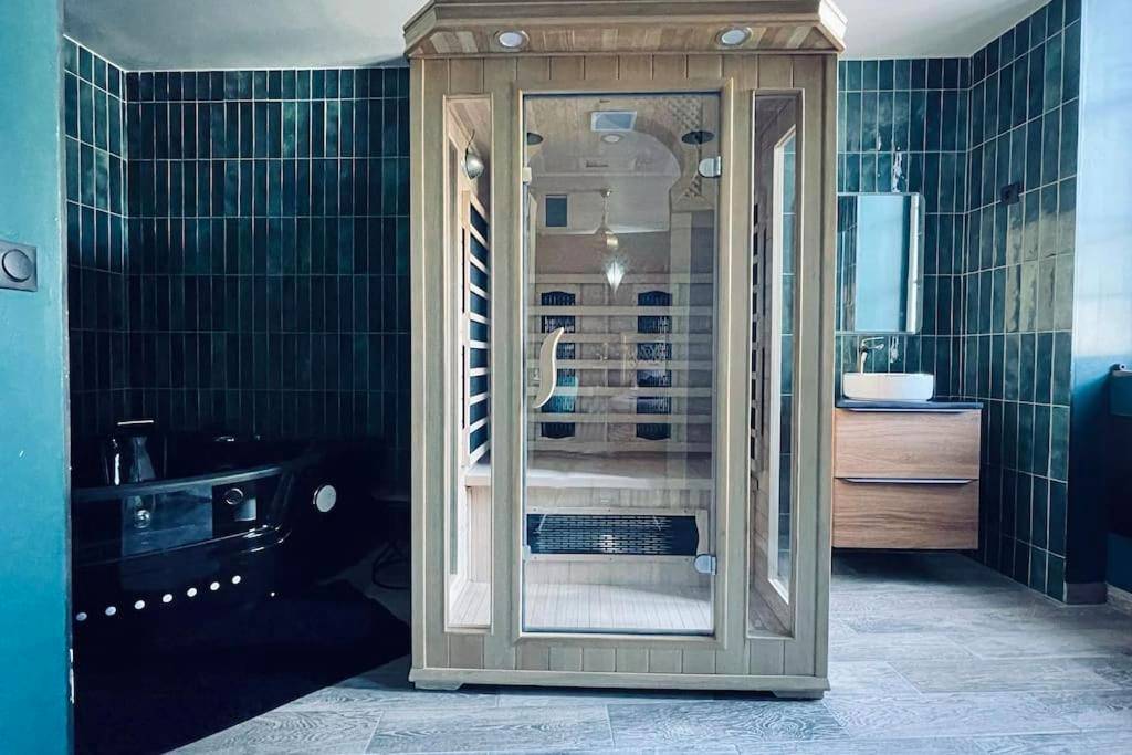 Sauna infrarouge et baignoire balnéo noire - Love Room L' Orientale / Jacuzzi / Sauna