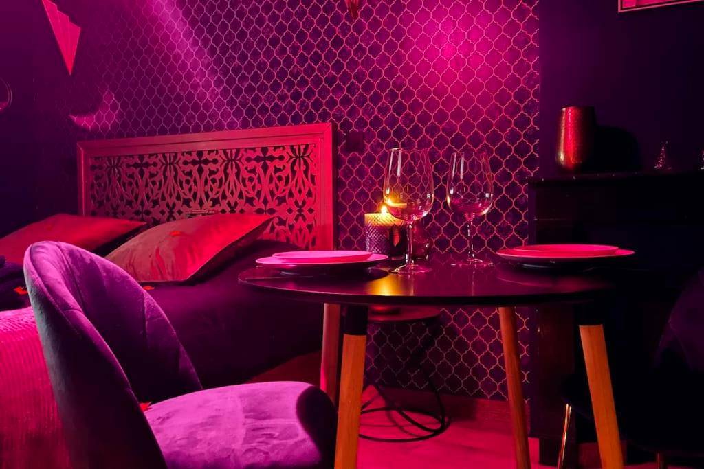 Table de dîner romantique éclairée à la bougie - Love Room L' Orientale / Jacuzzi / Sauna