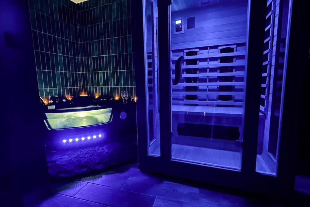 Espace détente avec sauna et jacuzzi bleu - Love Room L' Orientale / Jacuzzi / Sauna