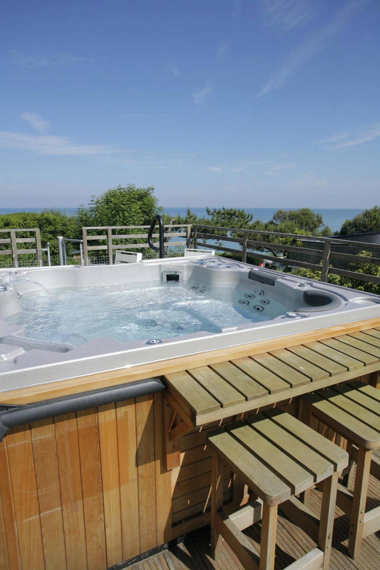 Jacuzzi extérieur avec vue sur mer - Love Room Ault - The Originals Hôtel Le Cise Restaurant Chambres et Suites