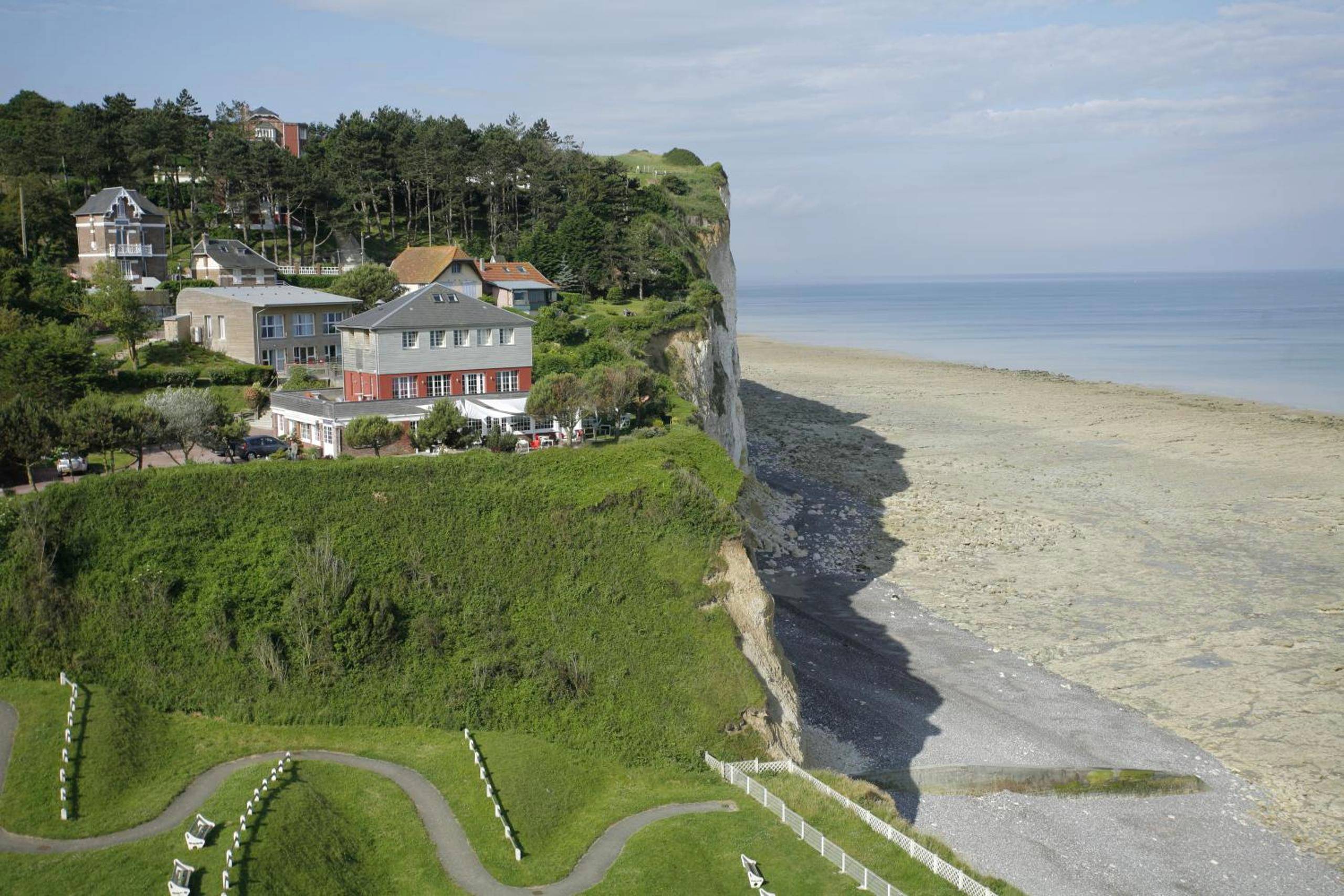 Vue panoramique sur les falaises et la mer - The Originals Hôtel Le Cise Restaurant Chambres et Suites