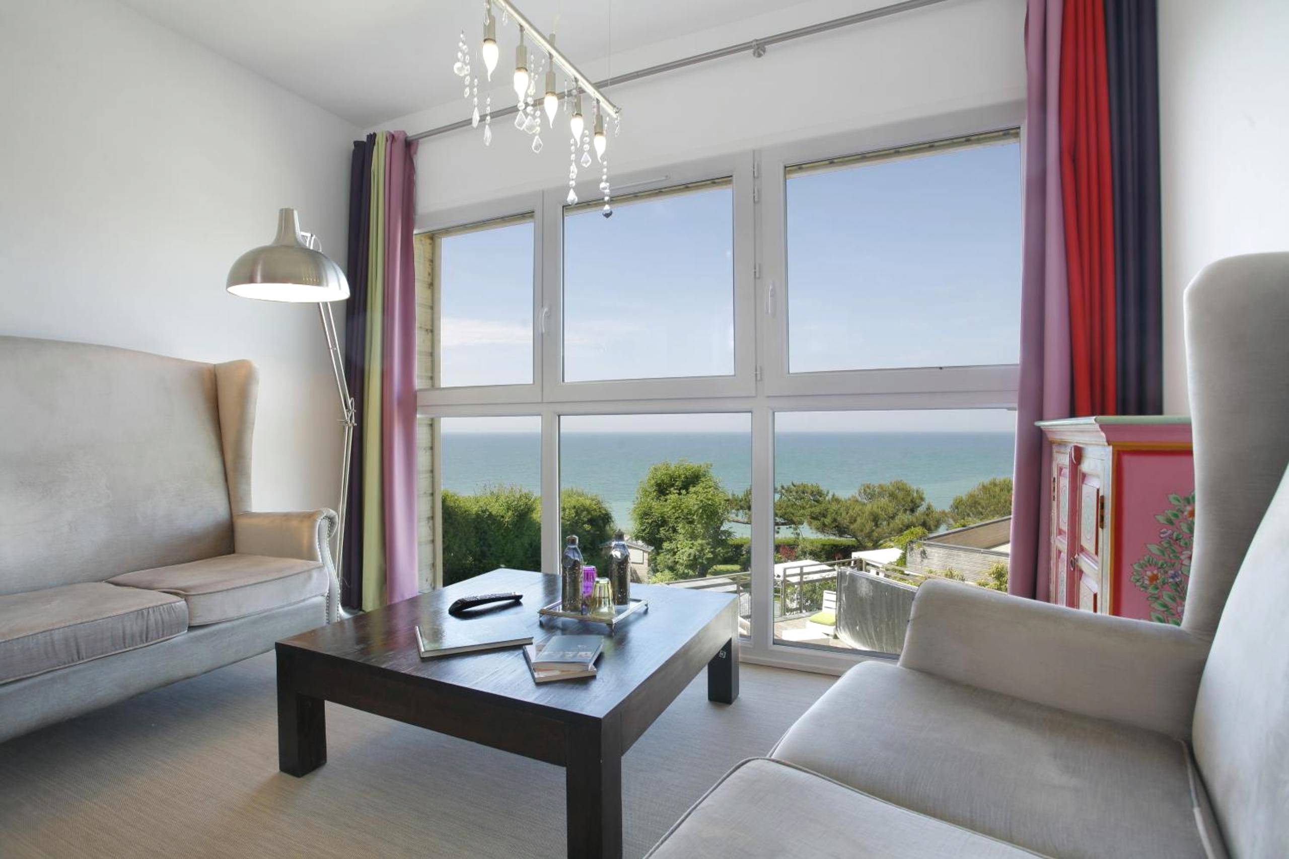 Salon lumineux avec grande baie vitrée sur mer - The Originals Hôtel Le Cise Restaurant Chambres et Suites
