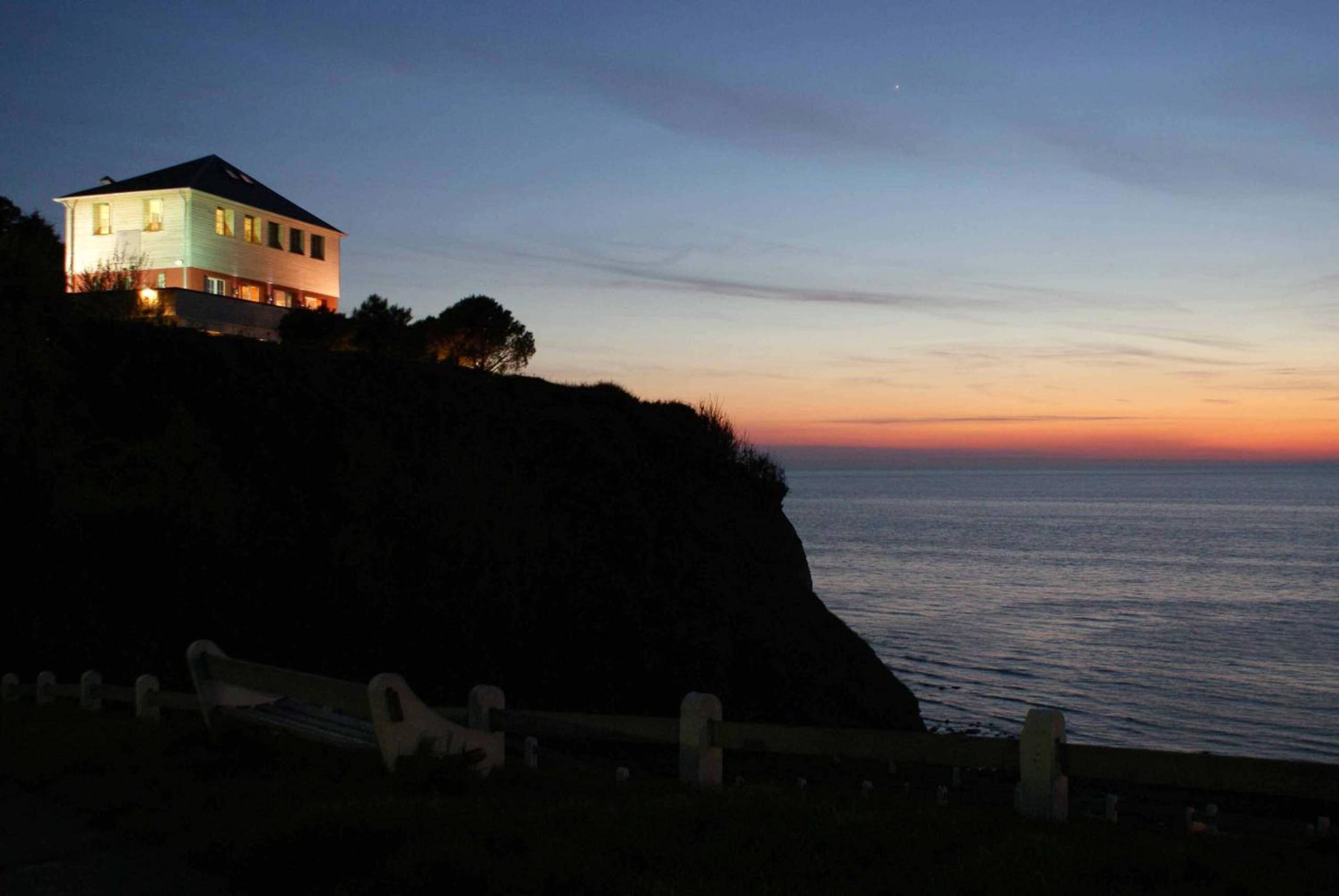 Vue du logement sur la falaise au crépuscule - The Originals Hôtel Le Cise Restaurant Chambres et Suites