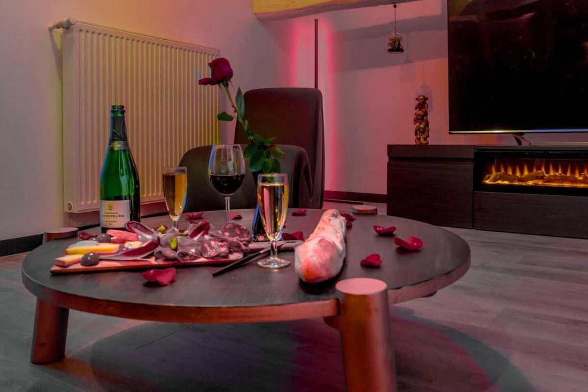 Table basse avec apéritif et cheminée électrique - Love Room Coulommiers - ORoom Duple'X Coulommiers