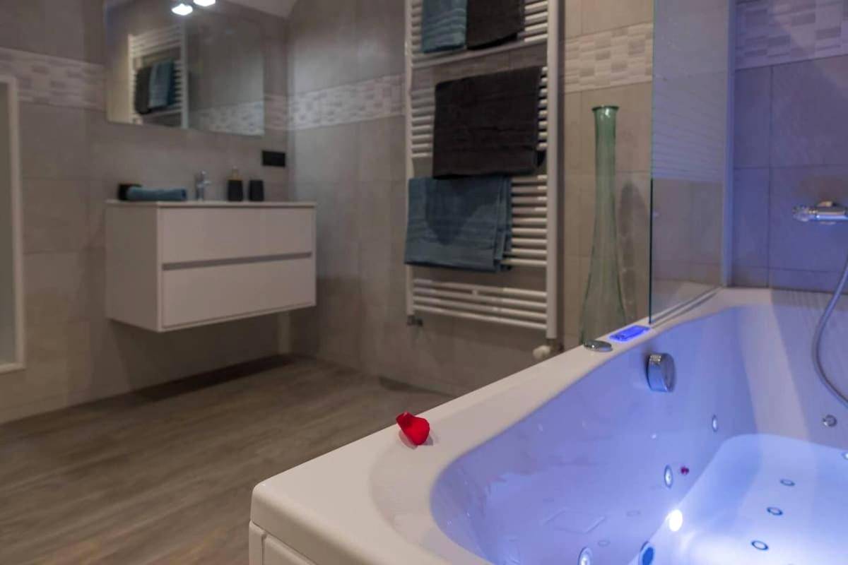 Baignoire balnéo avec éclairage LED bleu - ORoom Duple'X Coulommiers